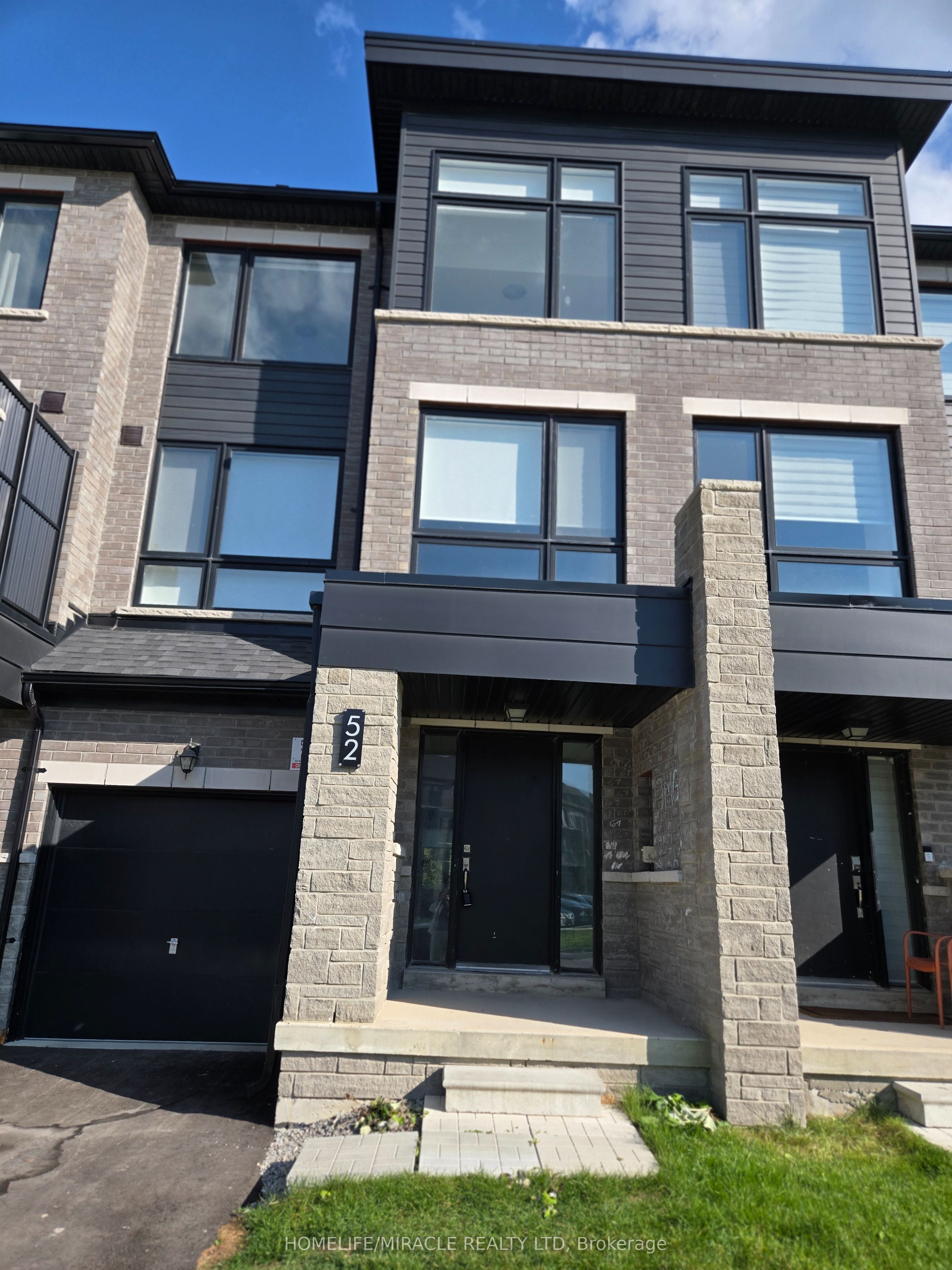 52 Blue Forest Crescent, Barrie, ON L9J 0N3