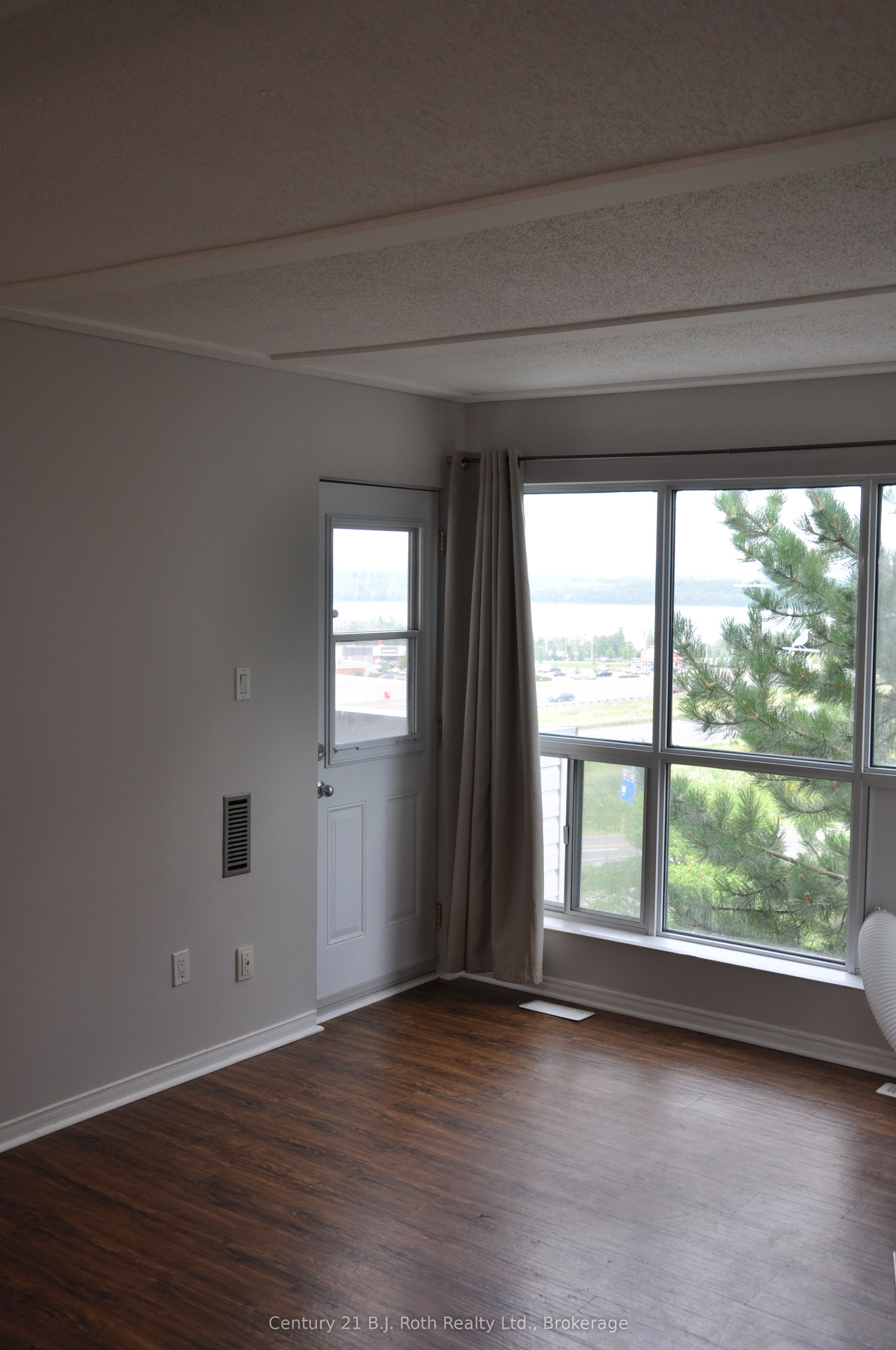 126 Bell Farm Road 416, Barrie, ON L4M 6J3 photo 3