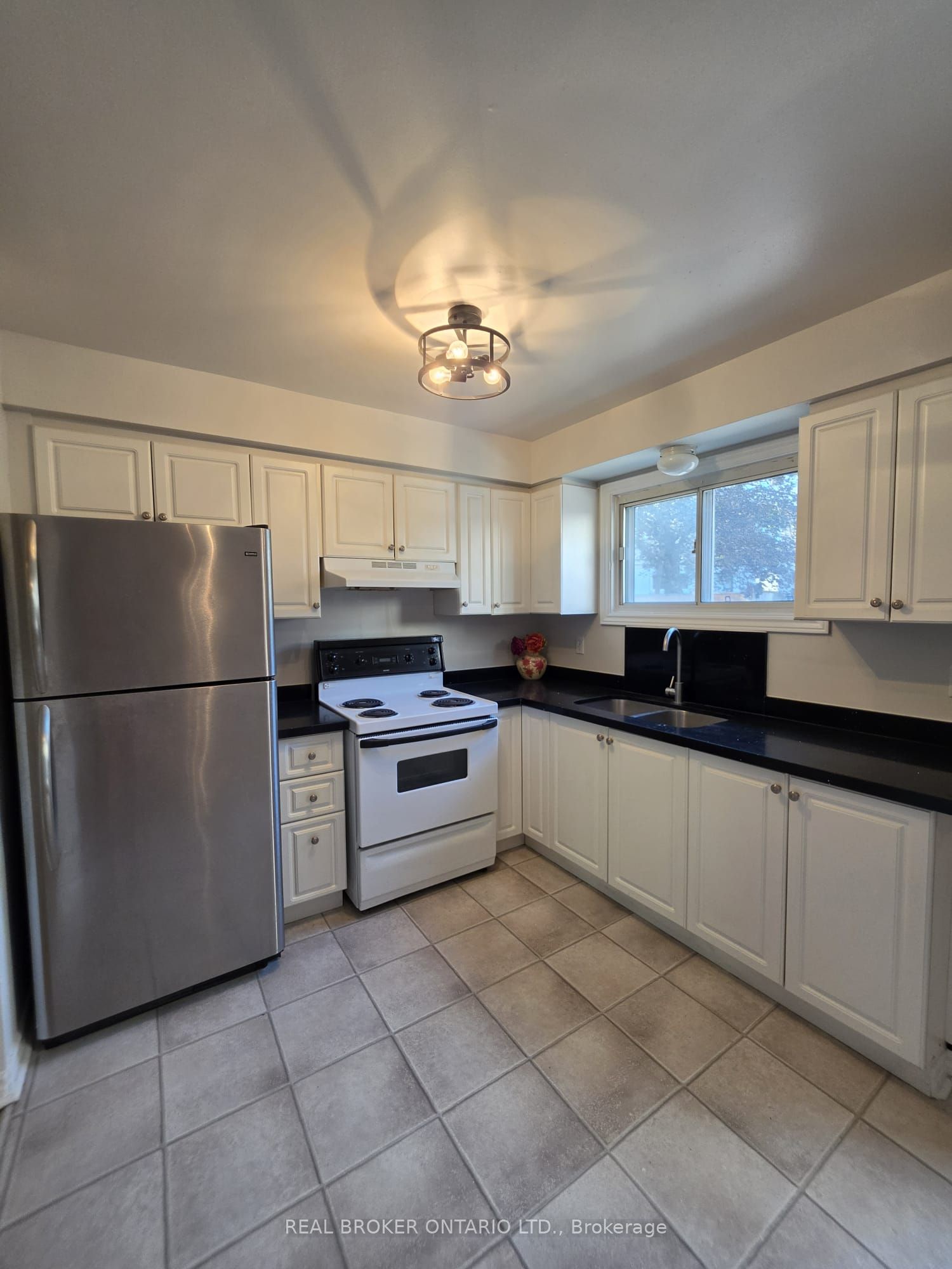 275 Blake Street 12, Barrie, ON L4M 1K7 photo 3