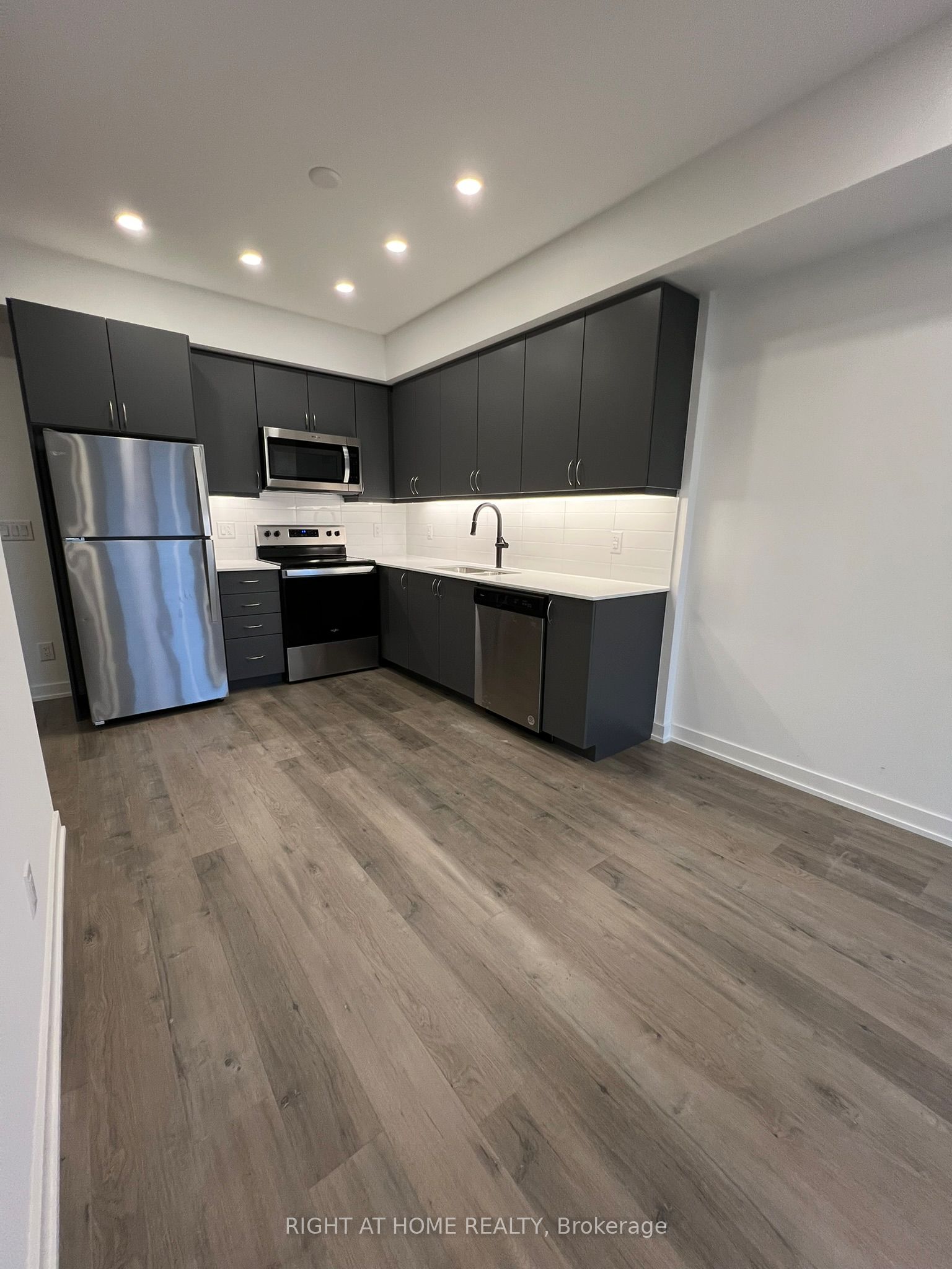 56 Lakeside Terrace 1211, Barrie, ON L4M 7B9 photo 4