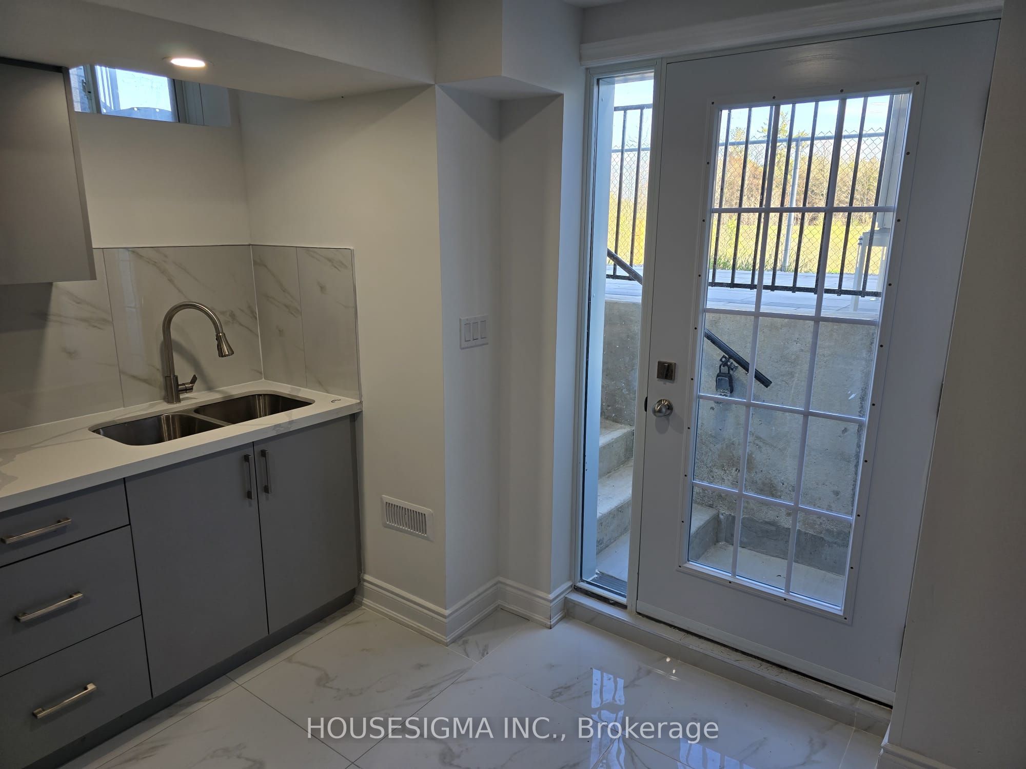 18 Shepherd Drive BSMT, Barrie, ON L9J 0P3 photo 4