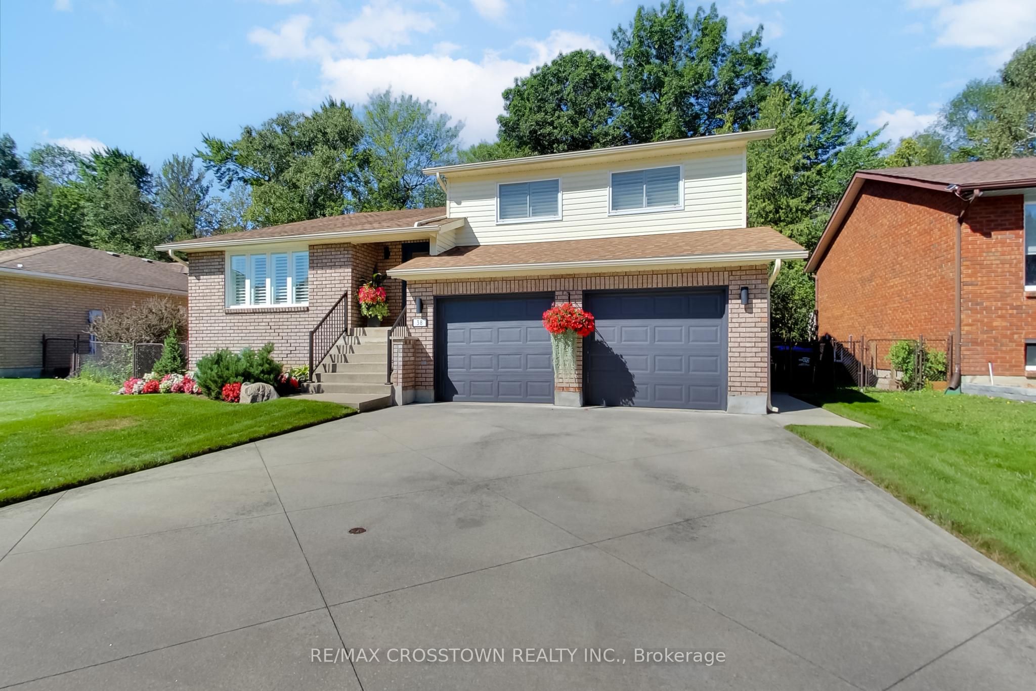 38 Innisbrook Drive, Wasaga Beach, ON L9Z 1G2 photo 2