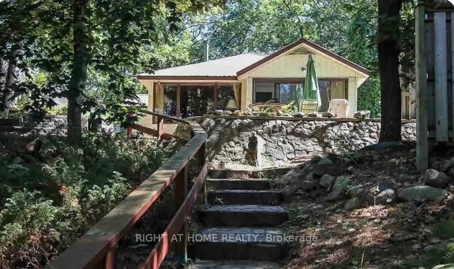27 Balmoral Avenue, Tiny, ON L0L 1P0
