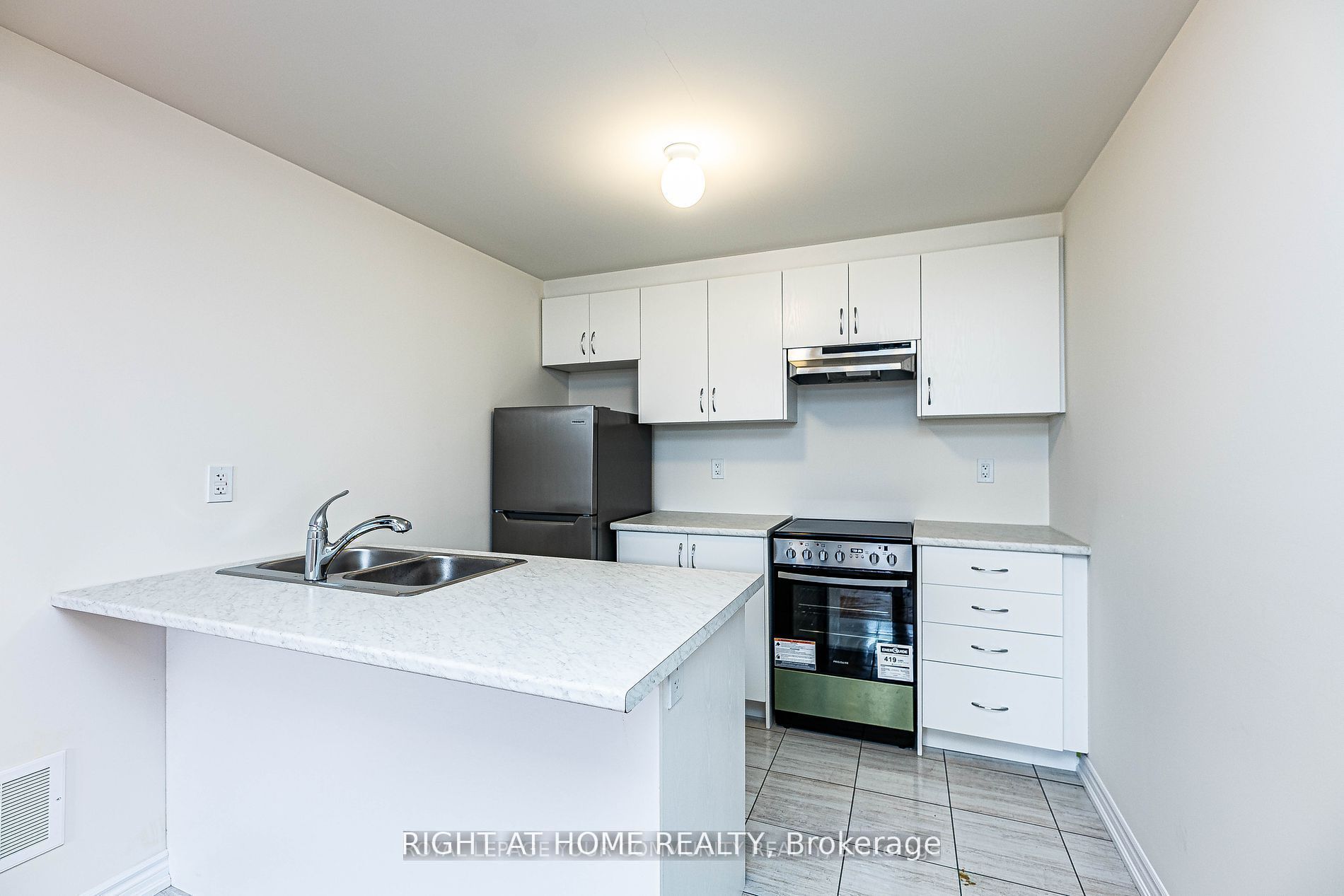 27 Lincoln Drive Basement, Barrie, ON L9J 0L8 photo 4