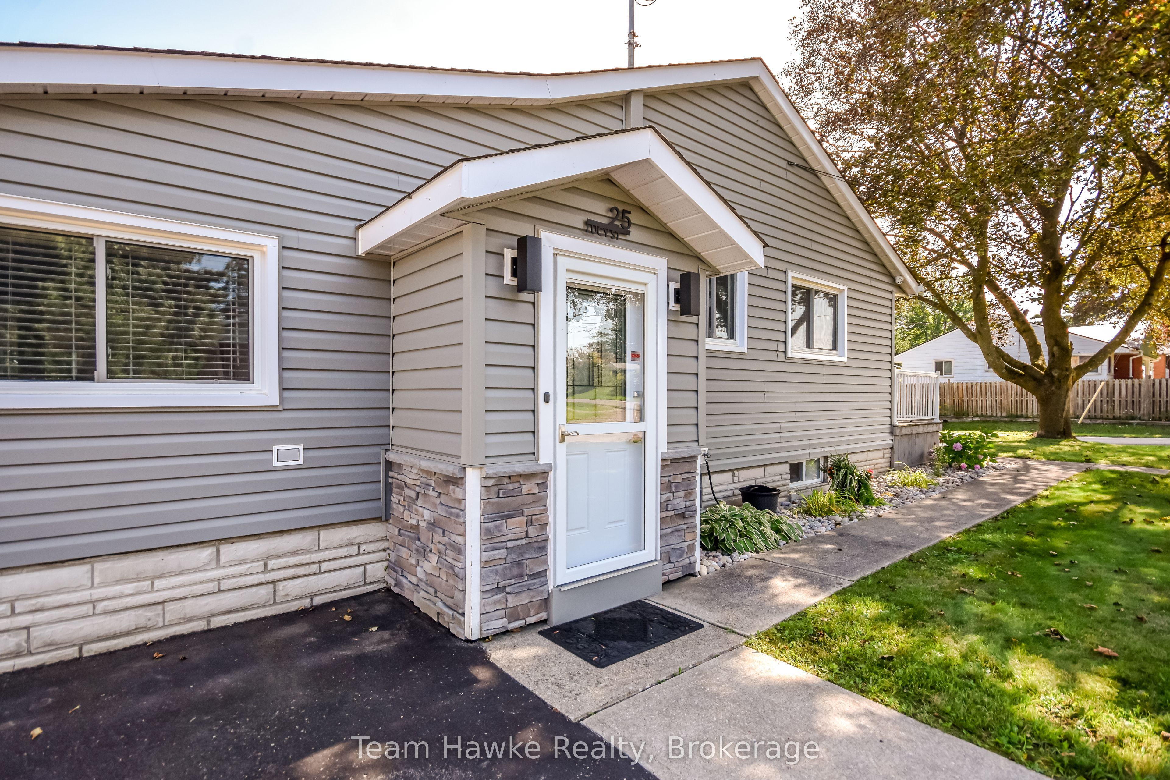 25 Lucy Street, Penetanguishene, ON L9M 1K7 photo 2