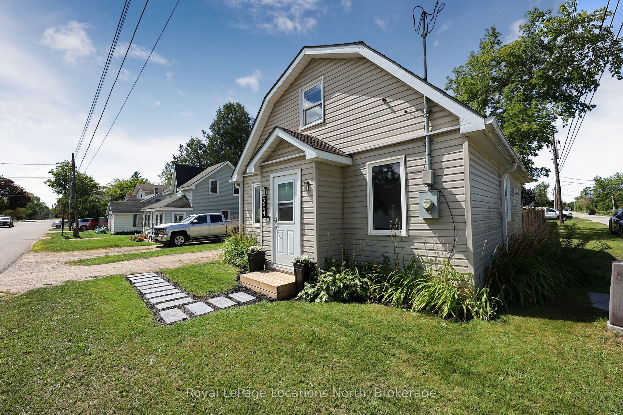 204 Sutherland Street N, Clearview, ON L0M 1S0 photo 2