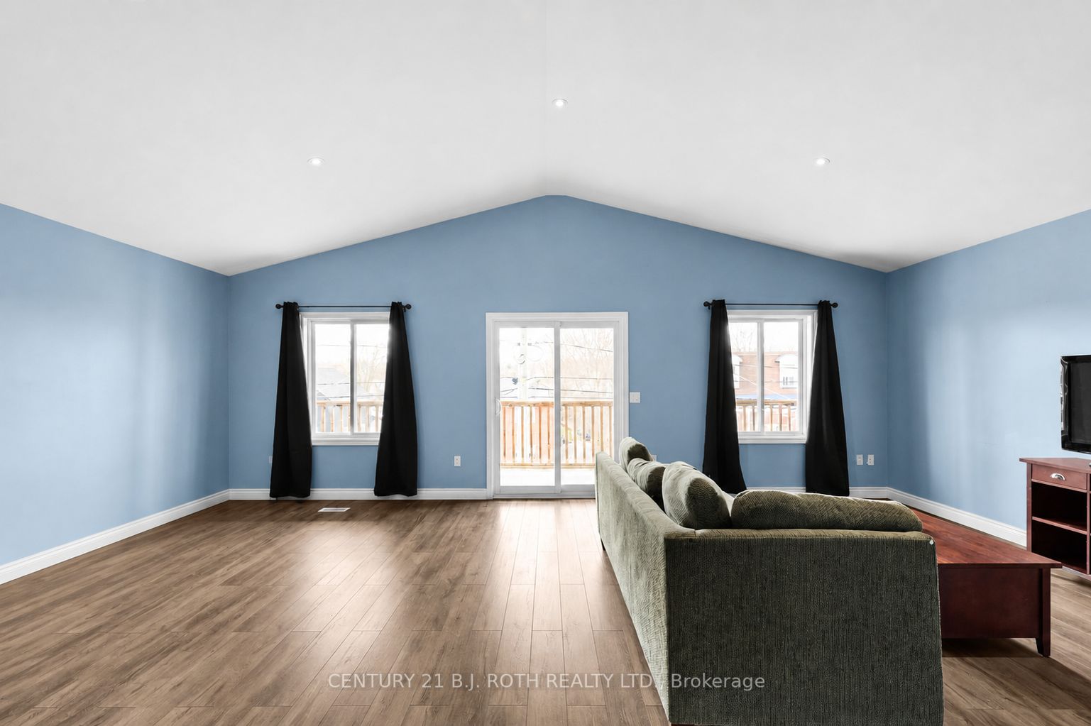 102 Dunlop Street, Orillia, ON L3V 5P4 photo 4