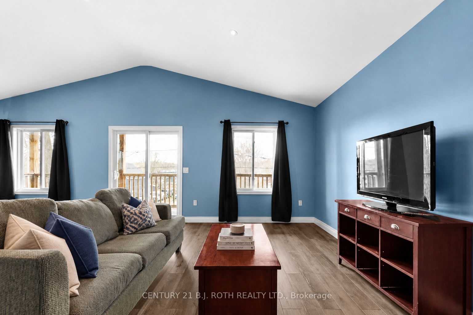 102 Dunlop Street, Orillia, ON L3V 5P4 photo 5