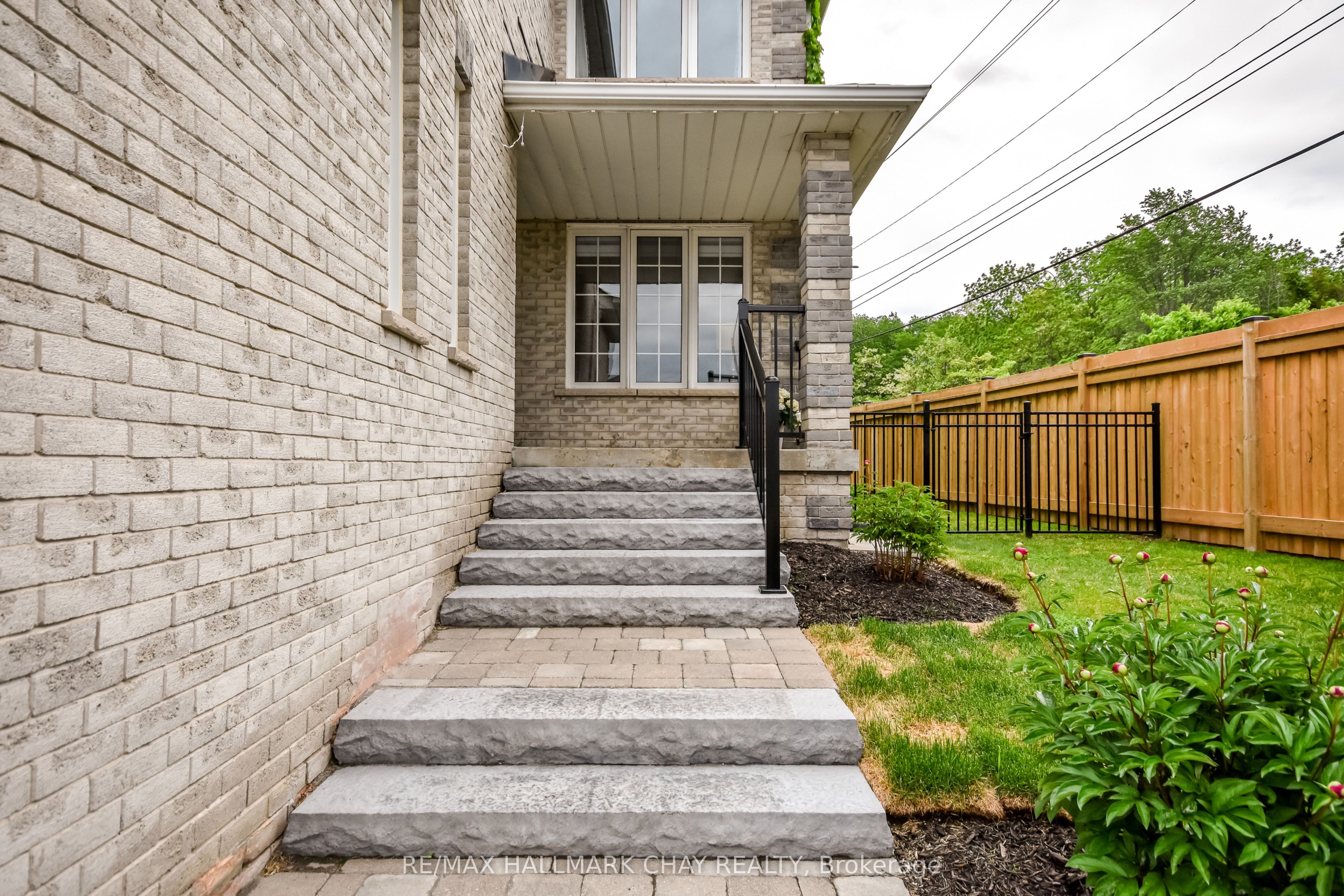 1 Hawkins Drive, Barrie, ON L4N 0A5 photo 4