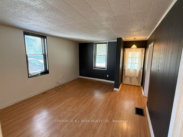 26 Caroline Street, Barrie, ON L4N 2S3 photo 2