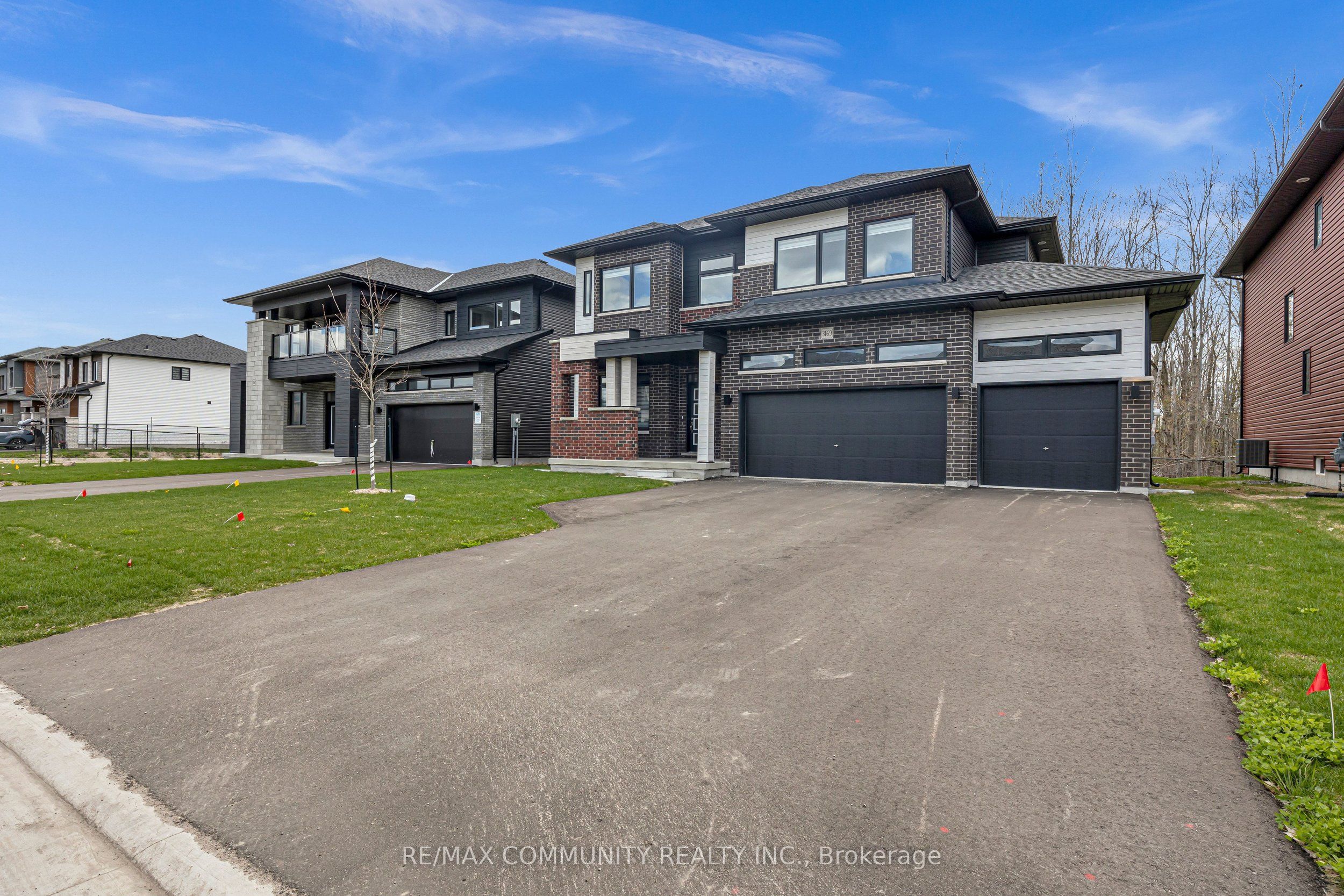 3169 Searidge Street, Severn, ON L3V 0Y4 photo 2