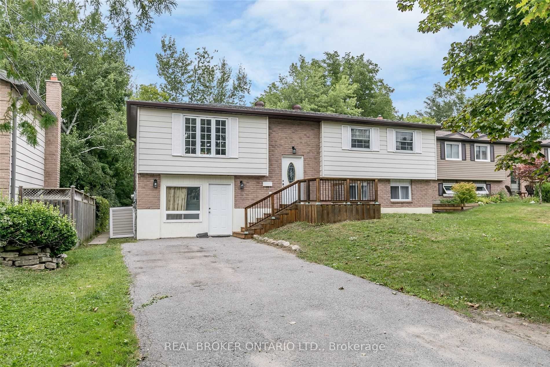 18 Chippawa Court Upper, Barrie, ON L4M 5N8