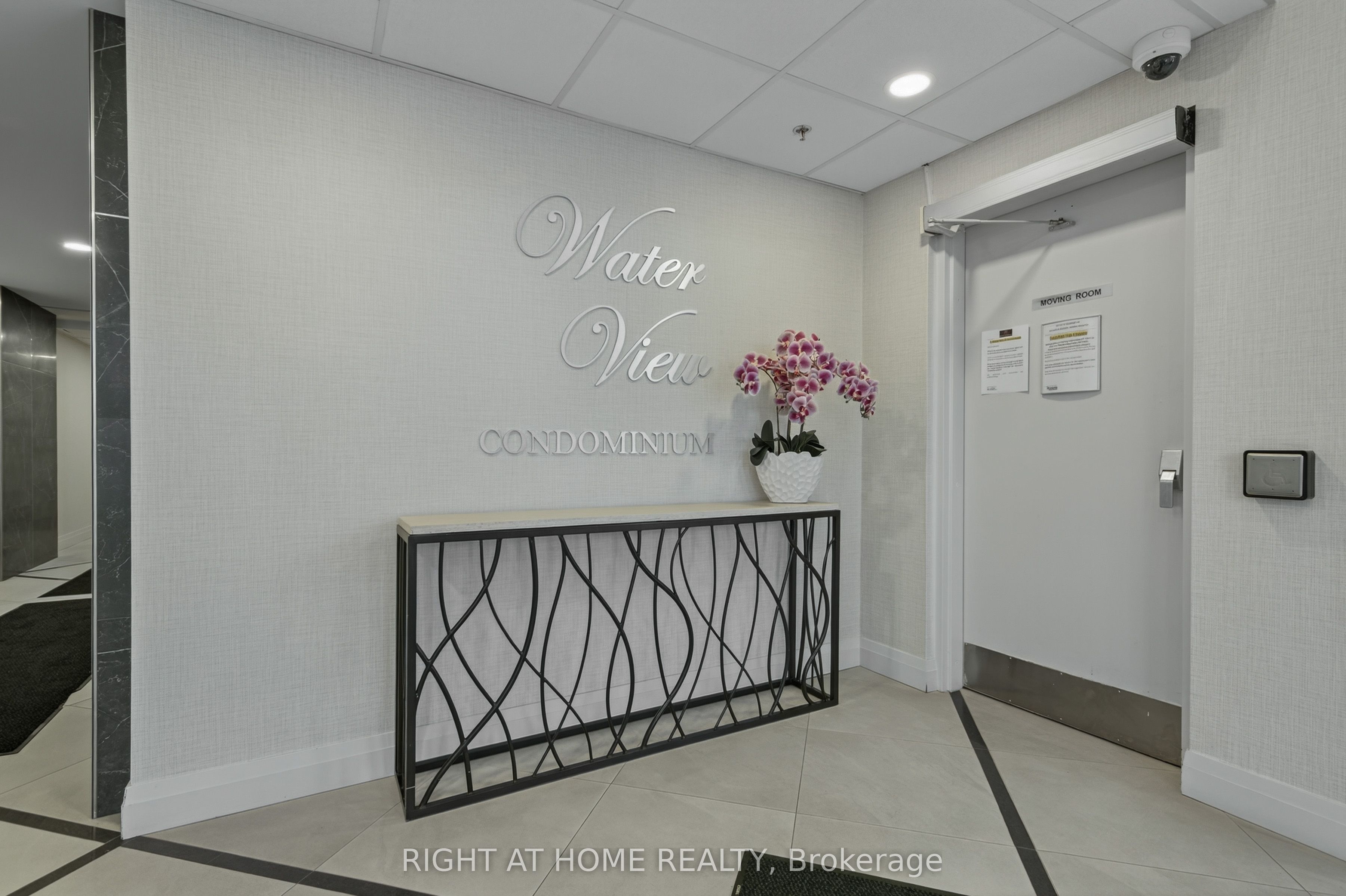 6 Toronto Street 409, Barrie, ON L4N 9R2 photo 4