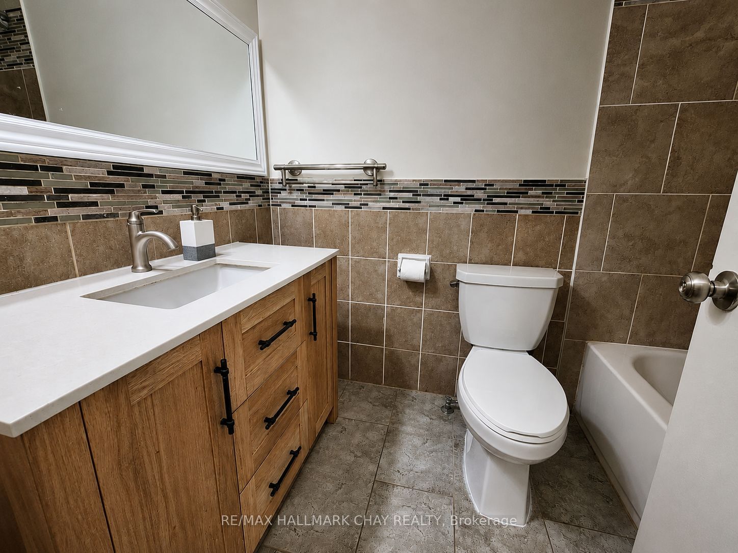 88 B Bernick Drive UPPER, Barrie, ON L4M 2V6 photo 5