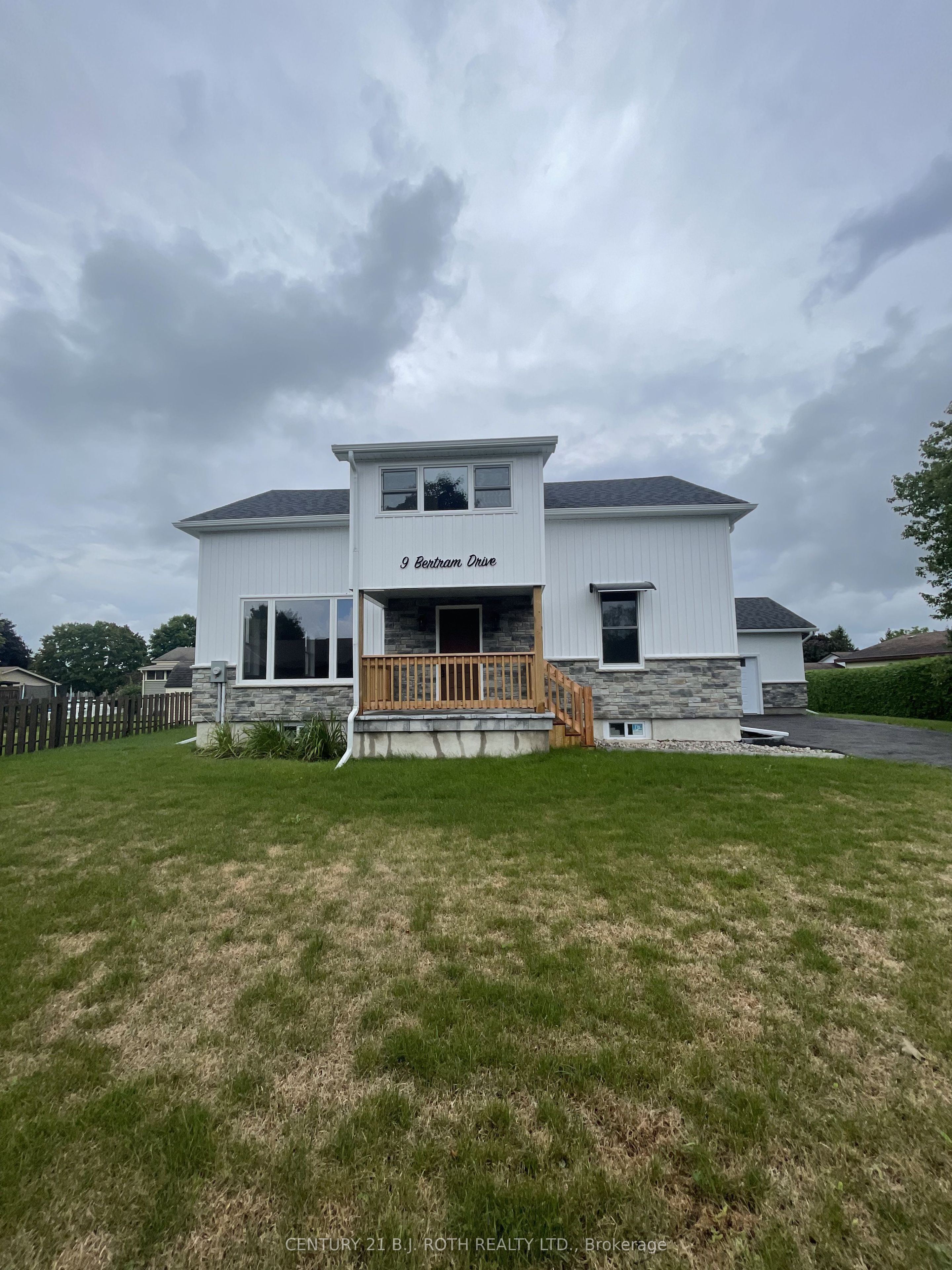 9 Bertram Drive, Springwater, ON L0L 1P0