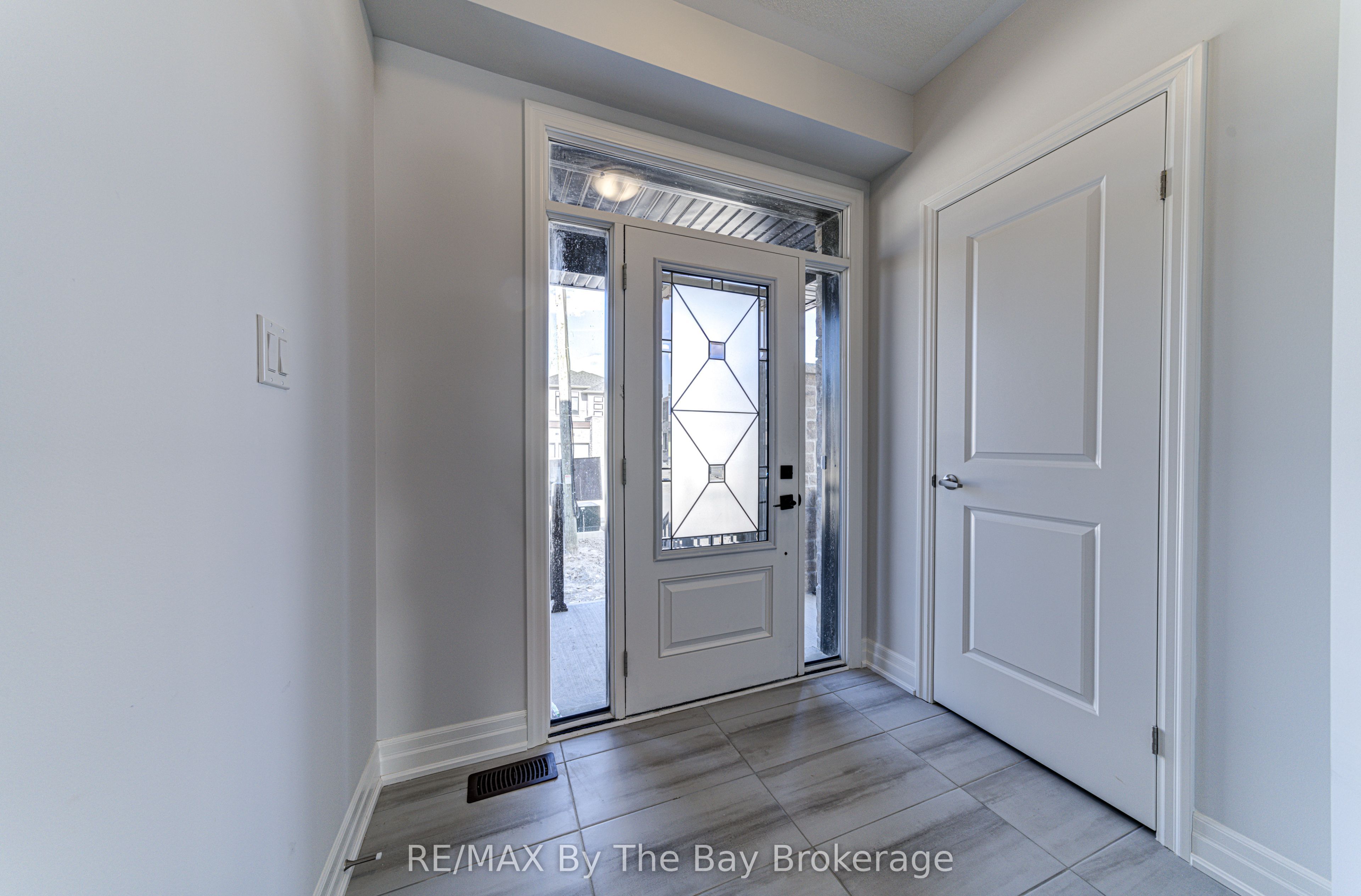 17 Rosanne Circle, Wasaga Beach, ON L9Z 0N4 photo 2