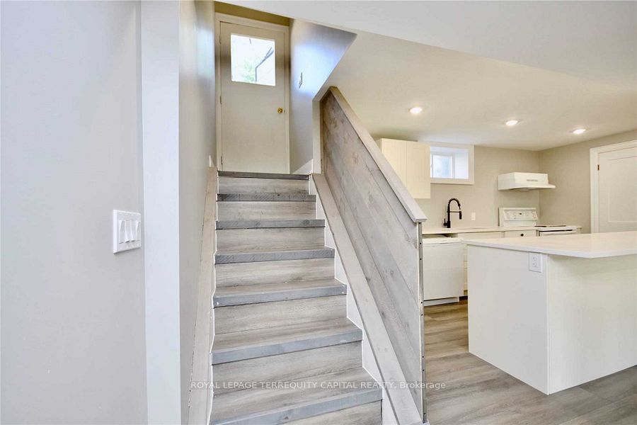 192 Wellington Street E Lower, Barrie, ON L4M 2C8 photo 2