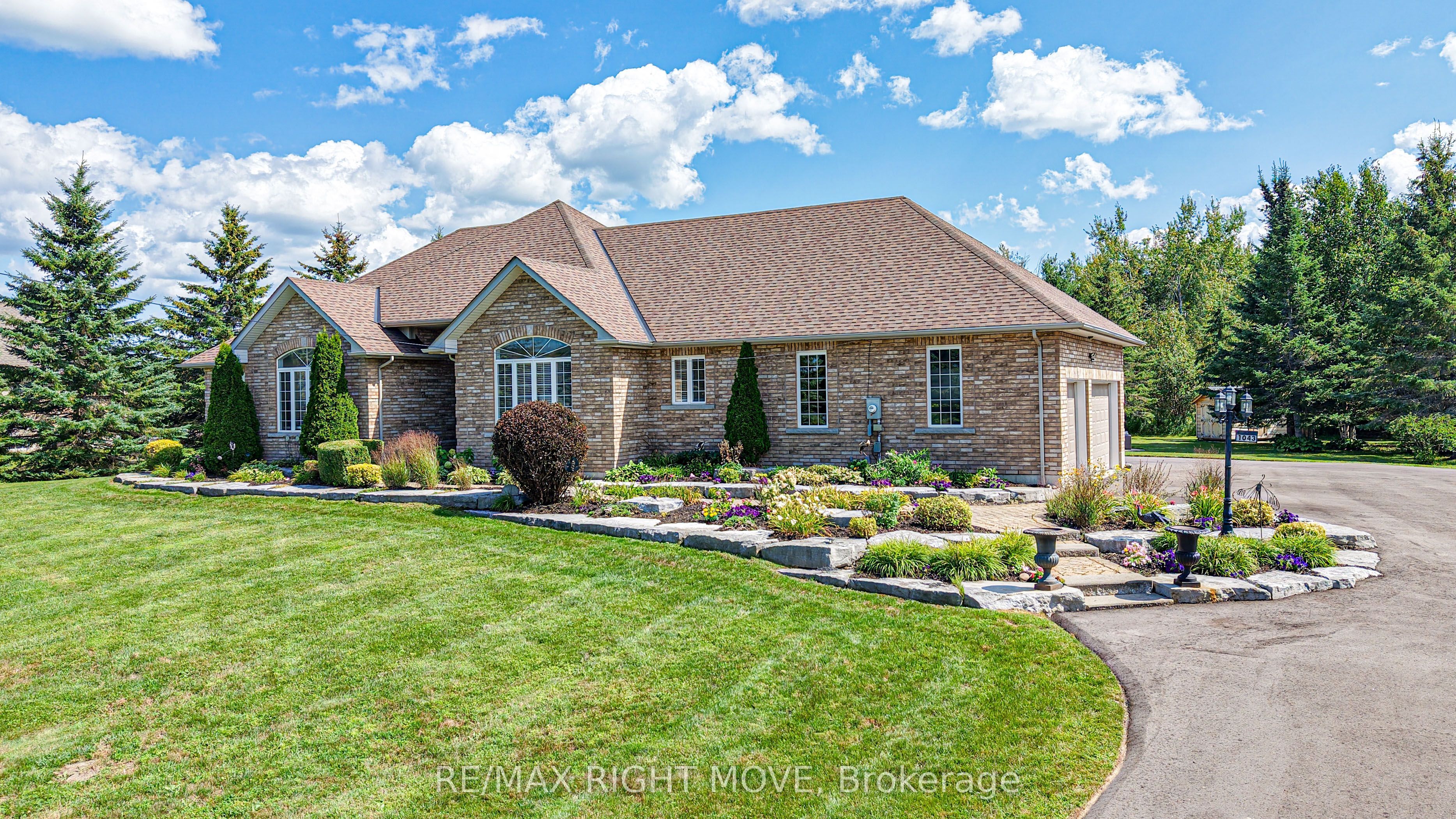 1043 Hurlwood Lane, Severn, ON L3V 6H4