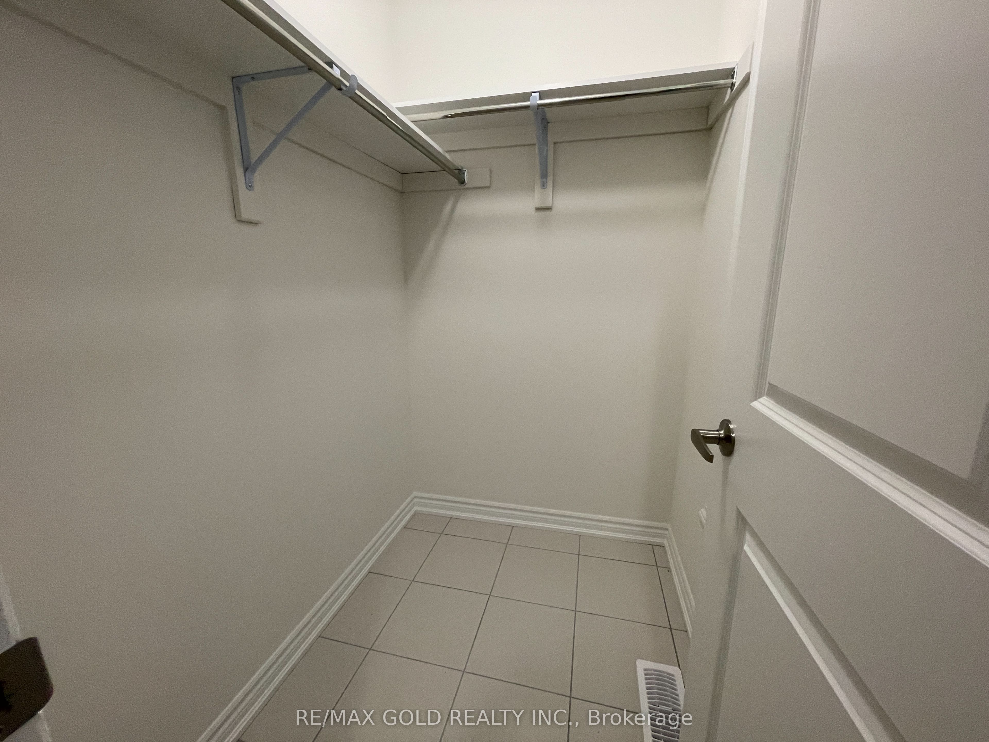 21 Sanford Circle, Springwater, ON L9X 2A8 photo 3