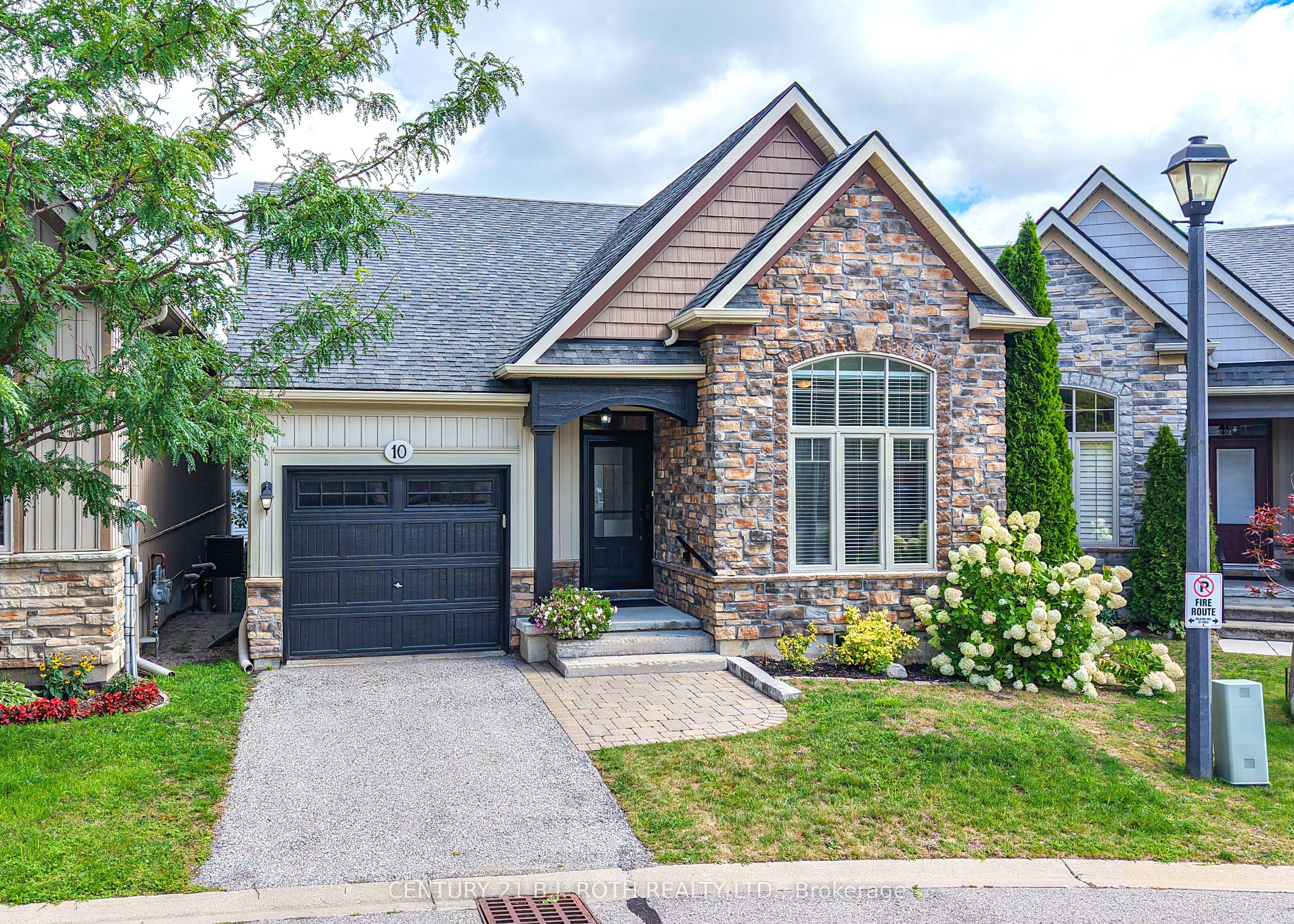 10 Canterbury Circle, Orillia, ON L3V 0C9