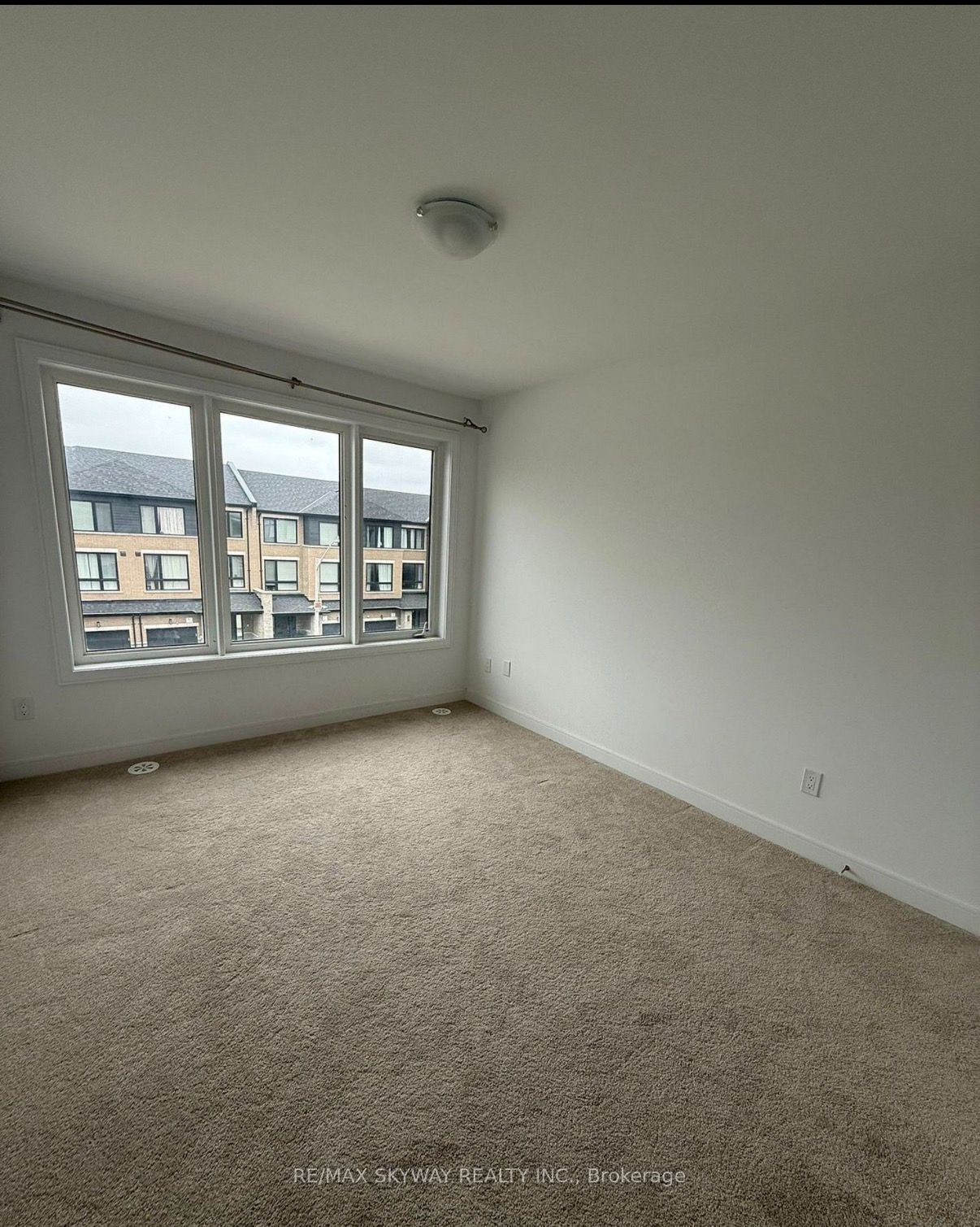 10 Blue Forest Crescent, Barrie, ON L0J 0N3 photo 3