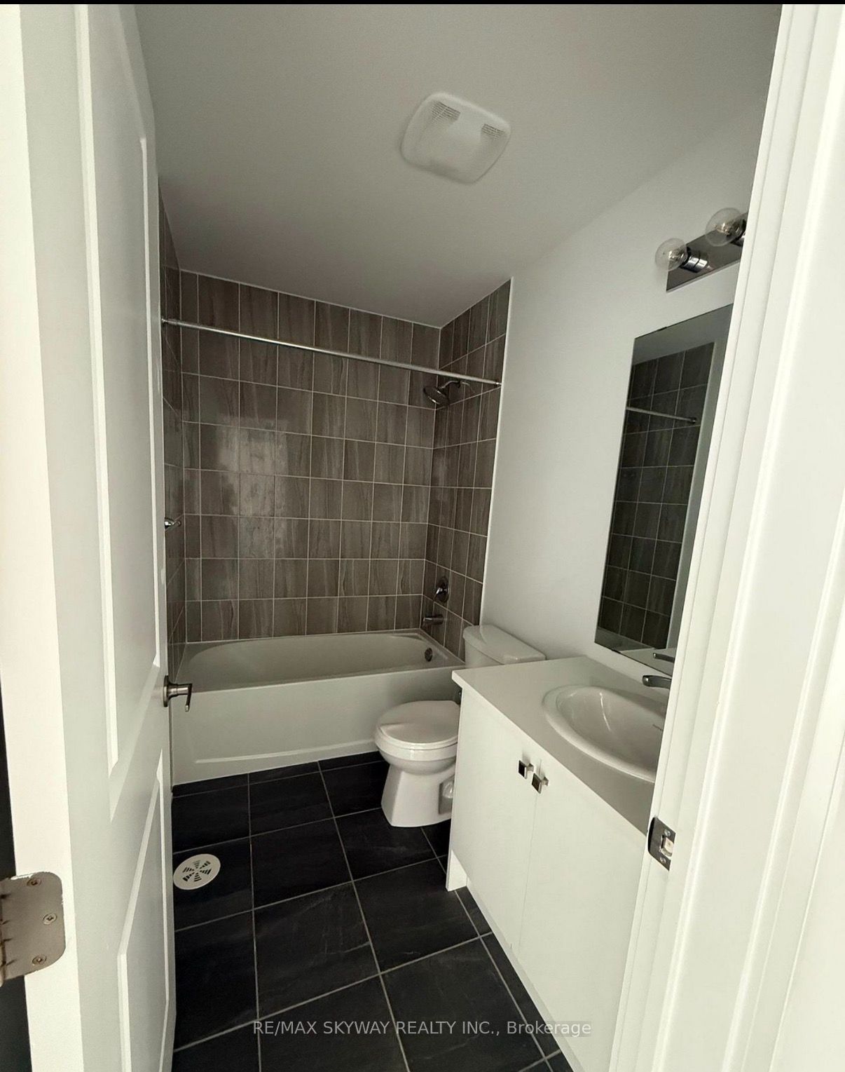 10 Blue Forest Crescent, Barrie, ON L0J 0N3 photo 4