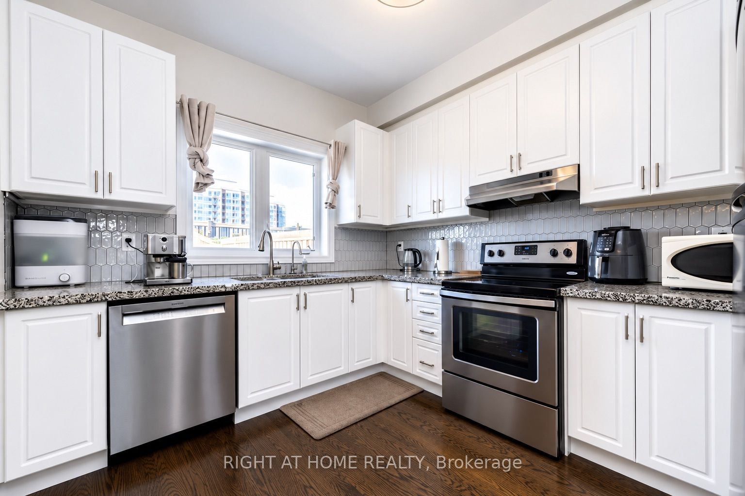 92 Pearcey Crescent, Barrie, ON L4N 6R7 photo 4