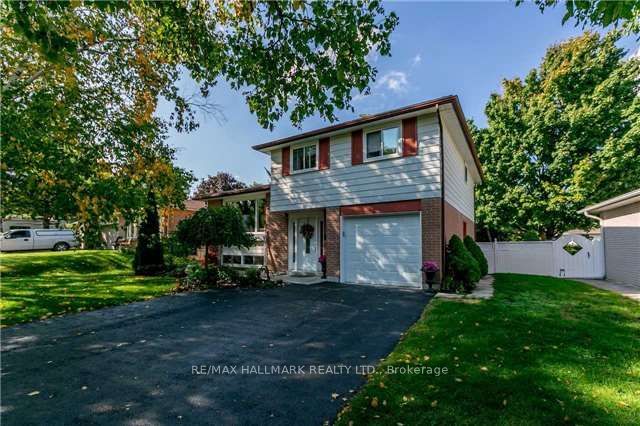8 Meadowland Avenue Upper Unit, Barrie, ON L4N 2Y4
