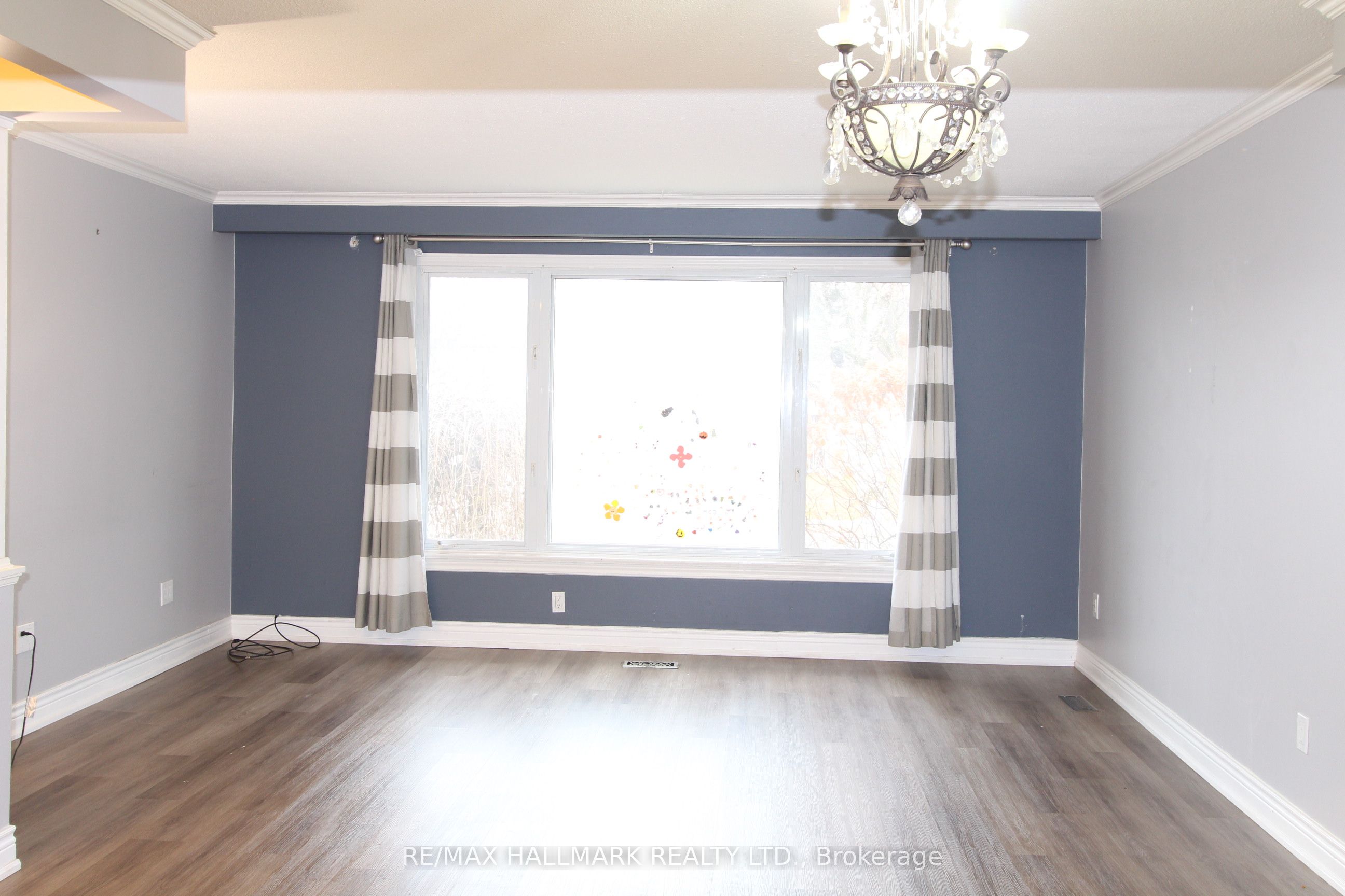 8 Meadowland Avenue Upper Unit, Barrie, ON L4N 2Y4 photo 2