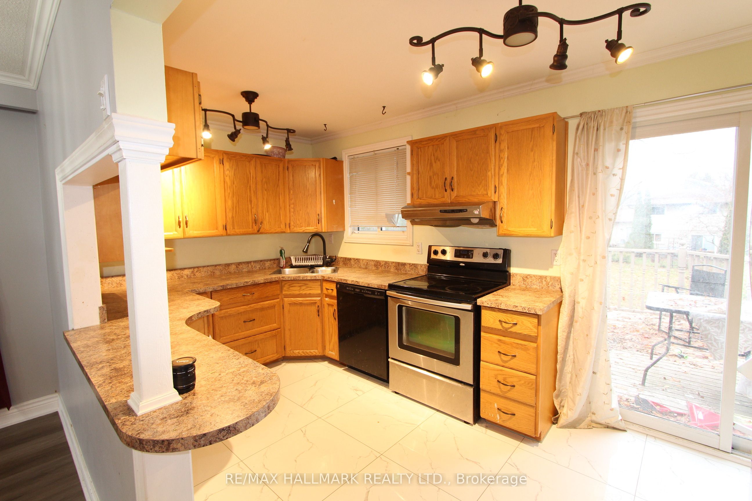 8 Meadowland Avenue Upper Unit, Barrie, ON L4N 2Y4 photo 5