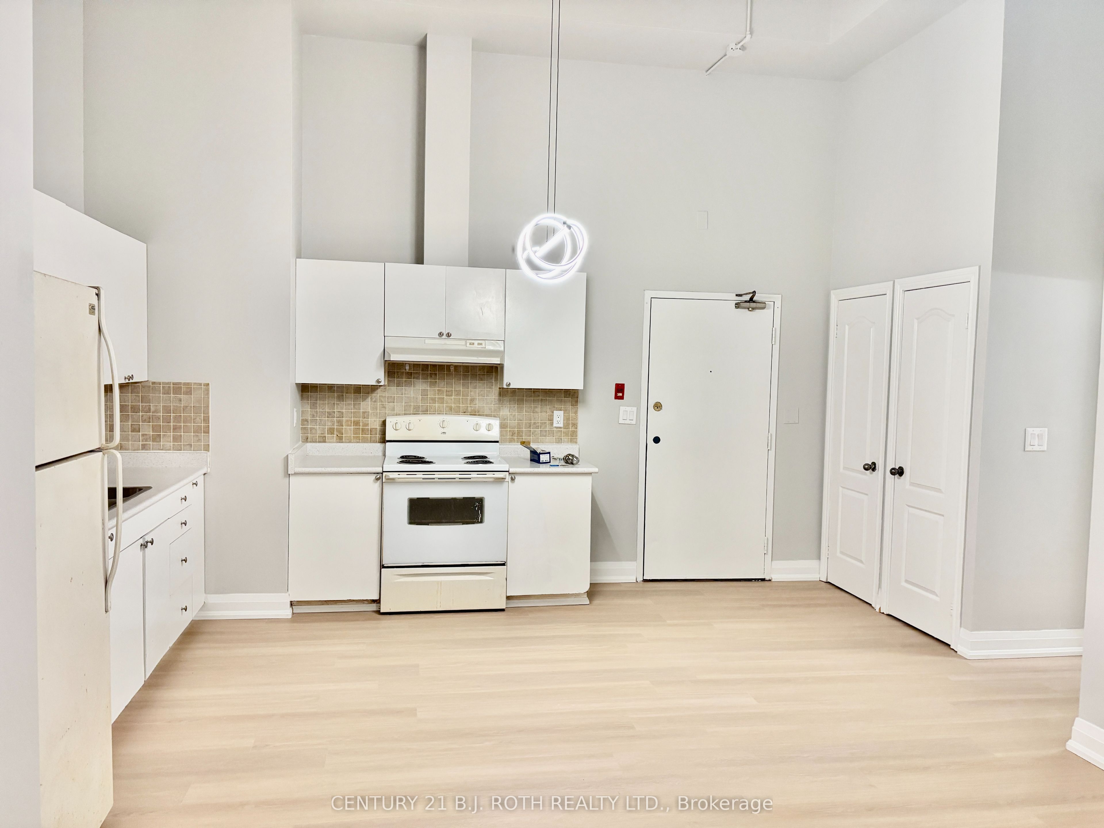 19 Dunlop Street W 105, Barrie, ON L4N 1A1 photo 4