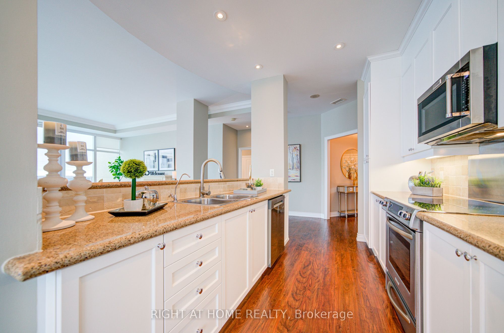 37 Ellen St Ph06, Barrie, ON L4N 6G2 photo 4