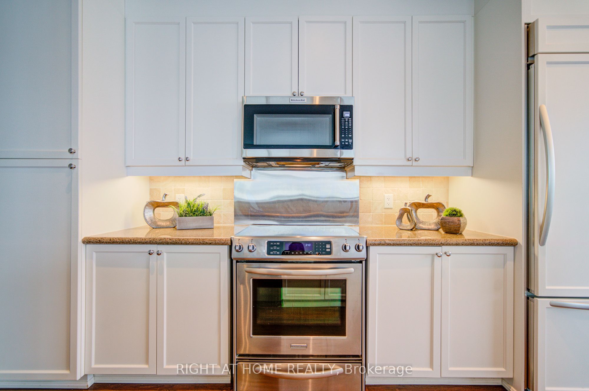 37 Ellen St Ph06, Barrie, ON L4N 6G2 photo 5