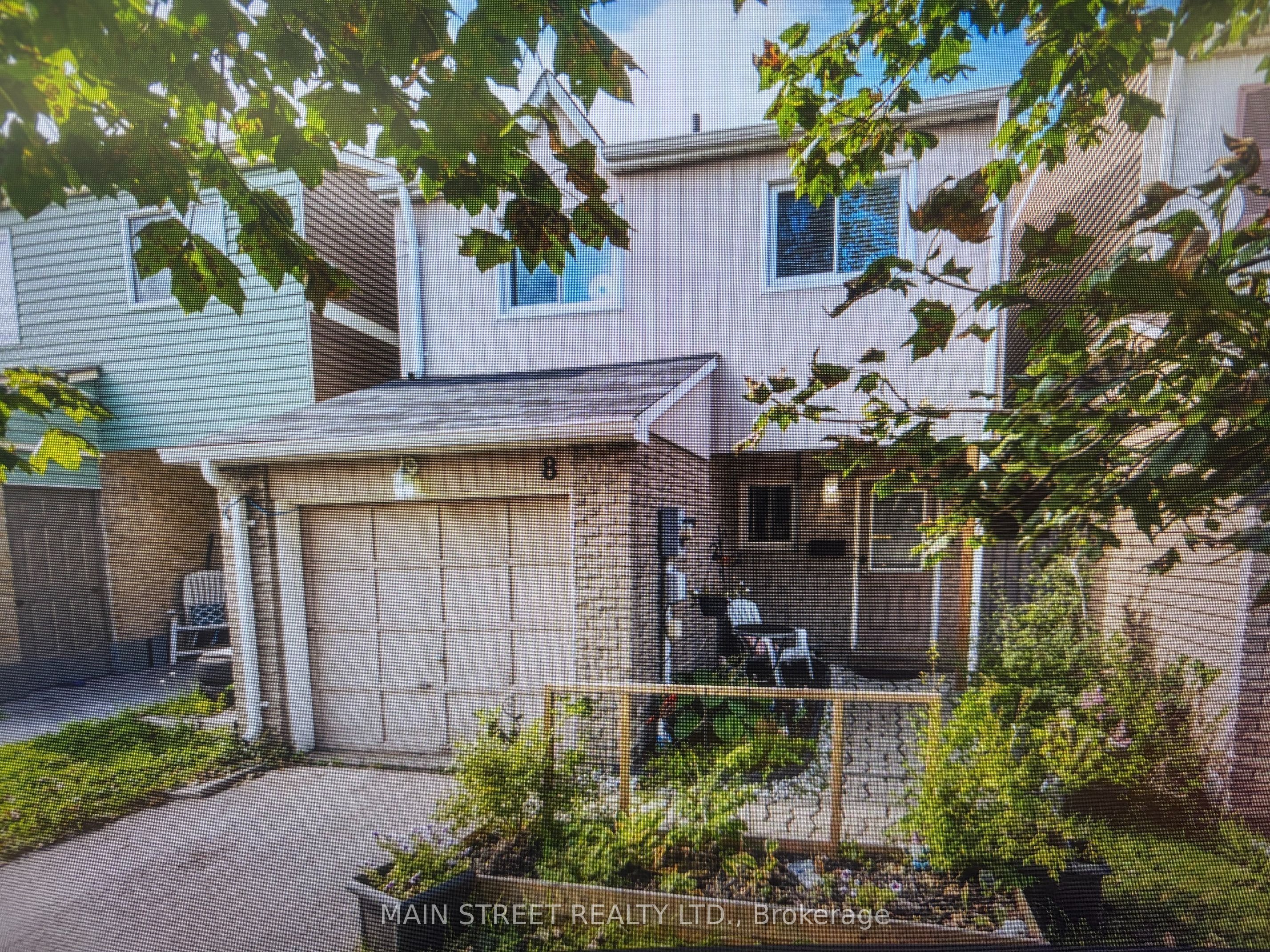 8 Robin Court, Barrie, ON L4M 5M1