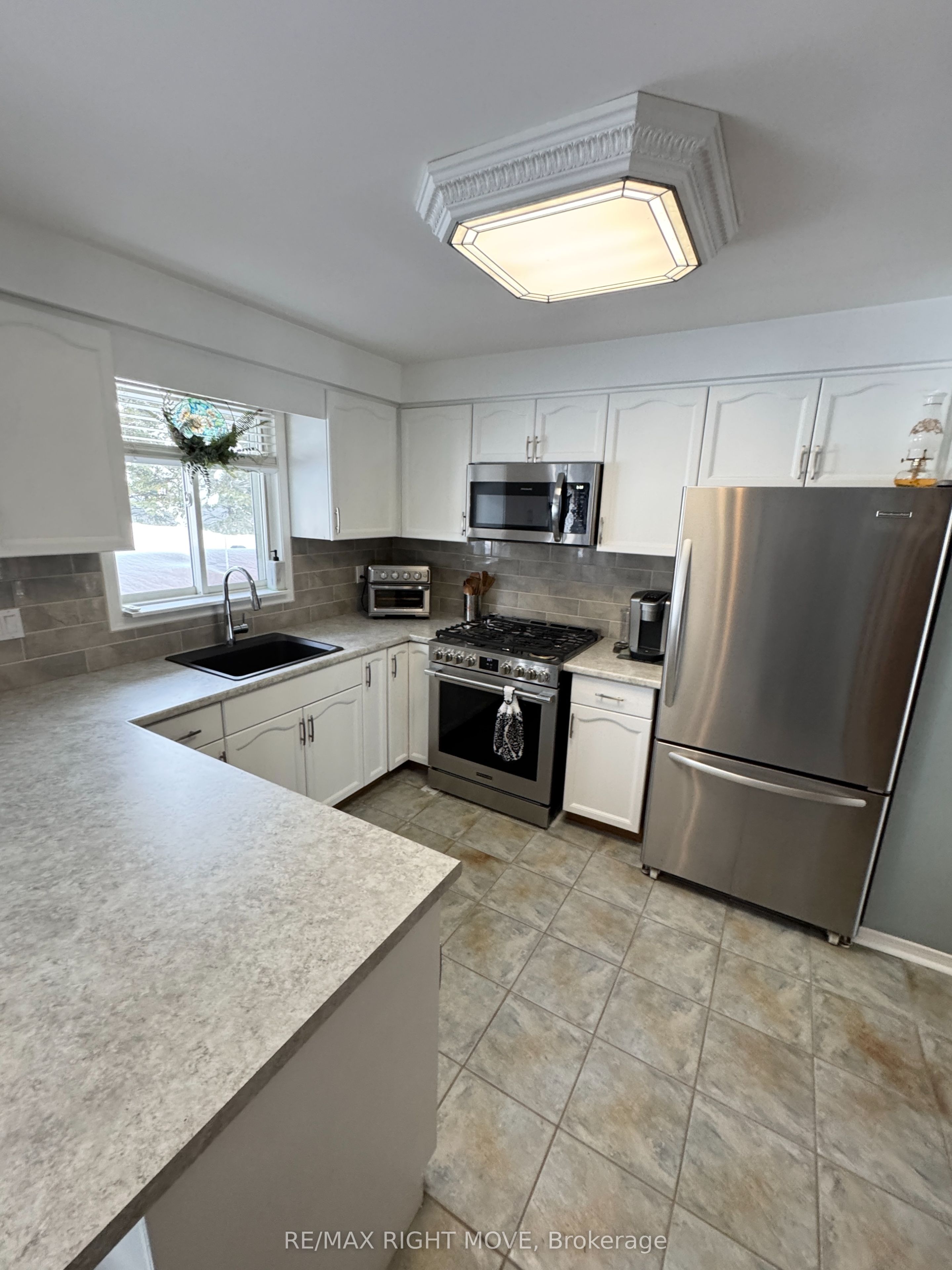 15 Watson Court, Orillia, ON L3V 7S5 photo 3