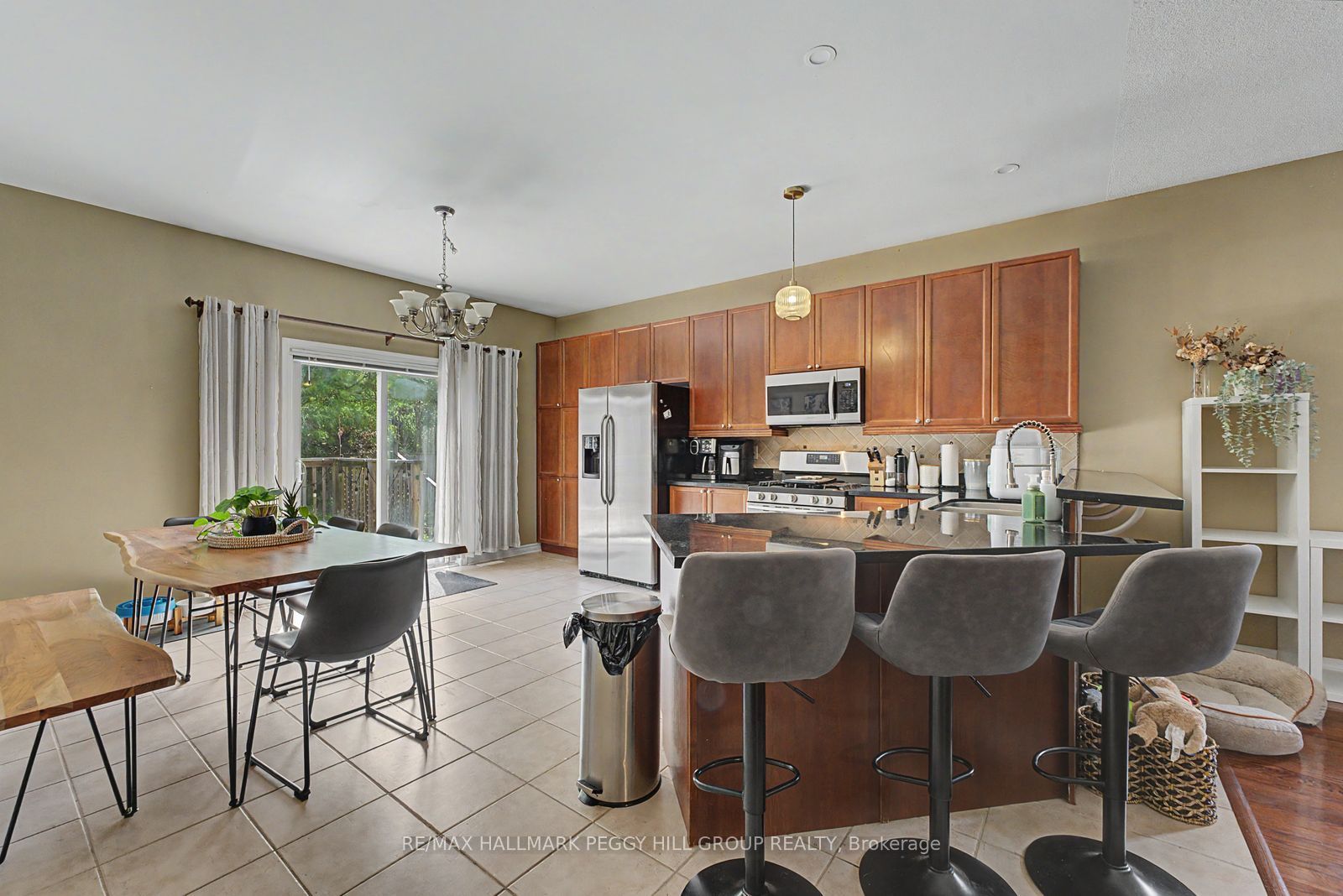 65 Jessica Drive Upper, Barrie, ON L4N 5T3 photo 2
