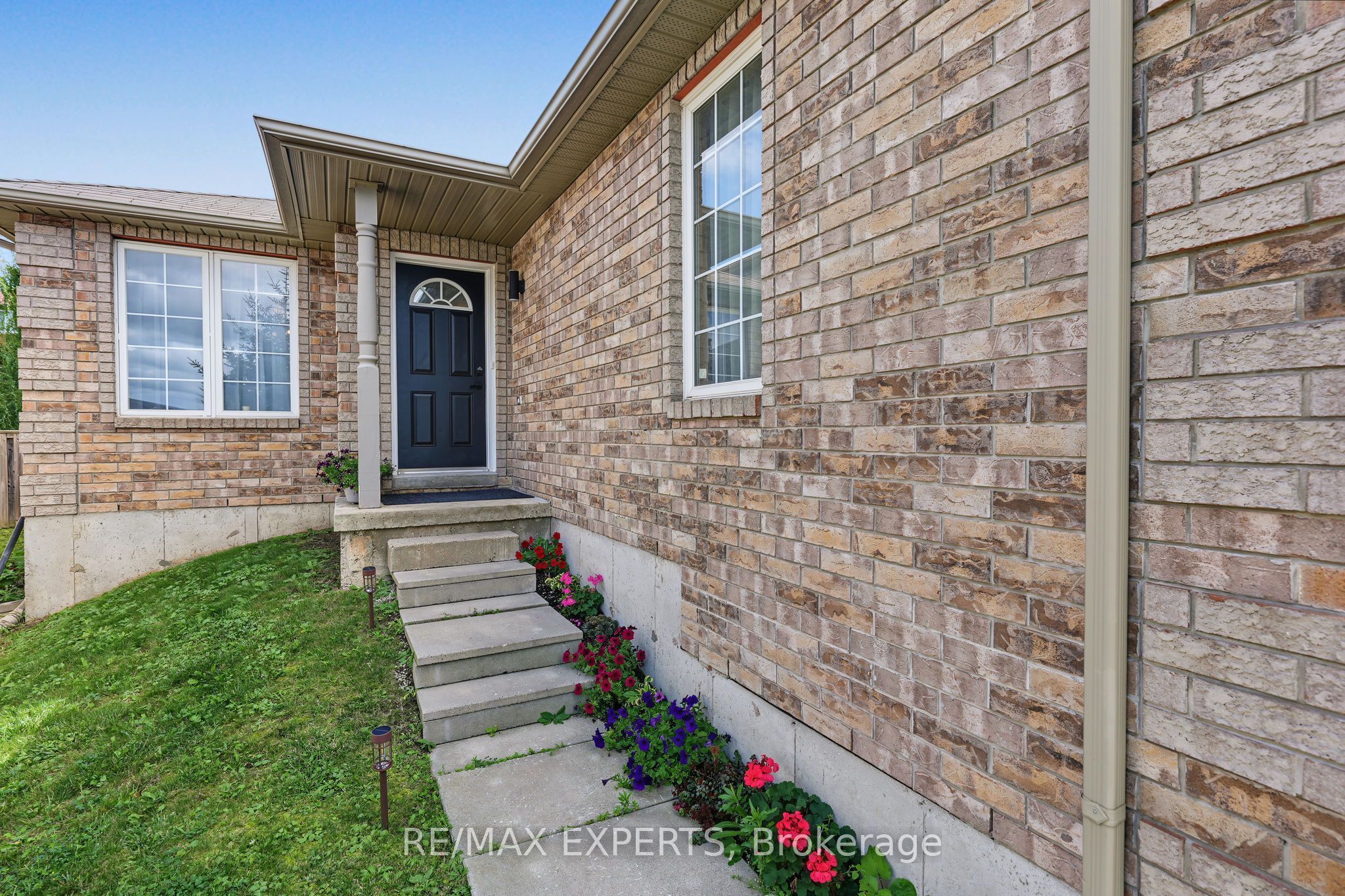 17 Michelle Drive, Barrie, ON L4N 5Y1 photo 3