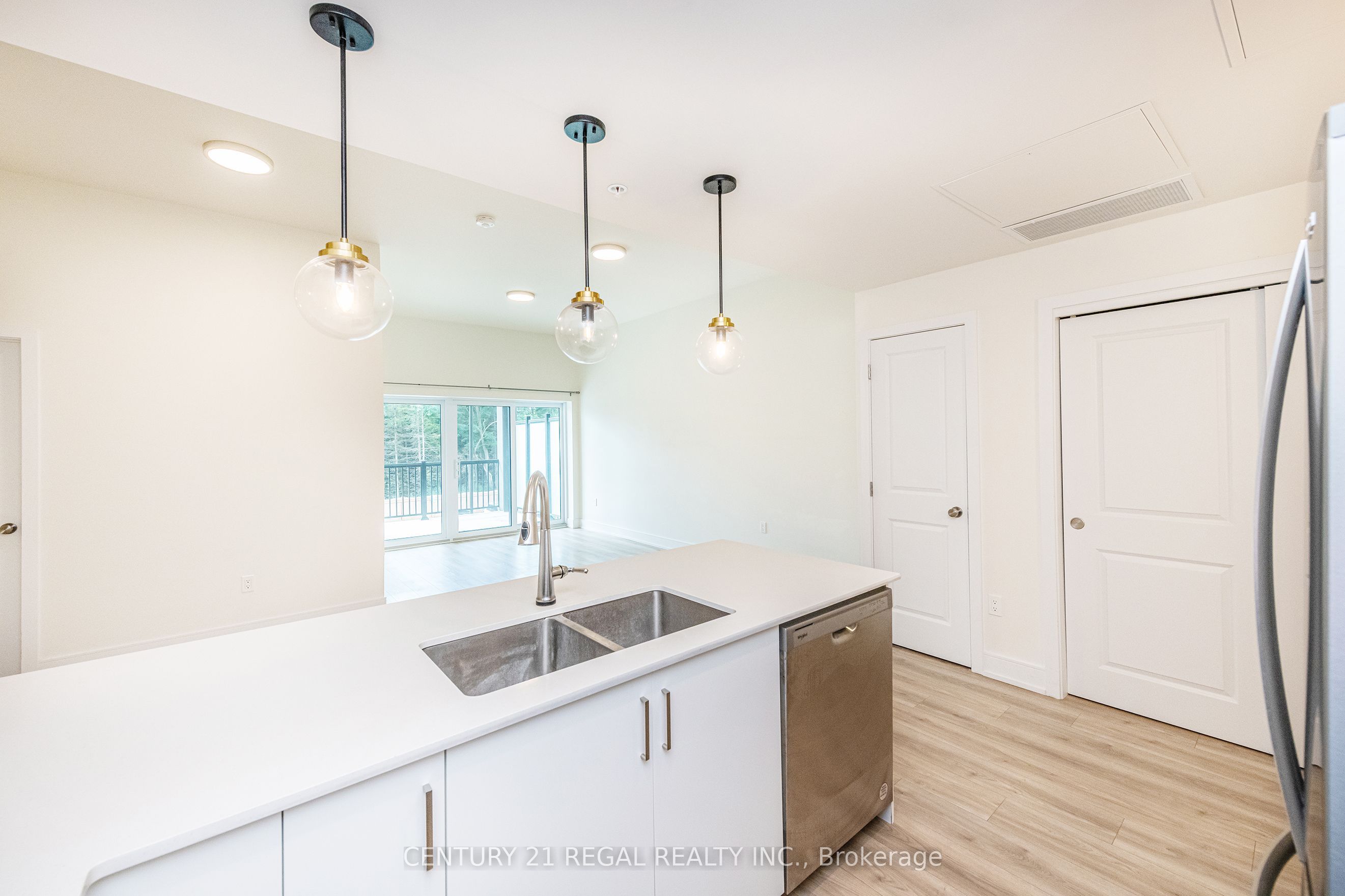 121 Mary Street Unit 205, Clearview, ON L0M 1G0