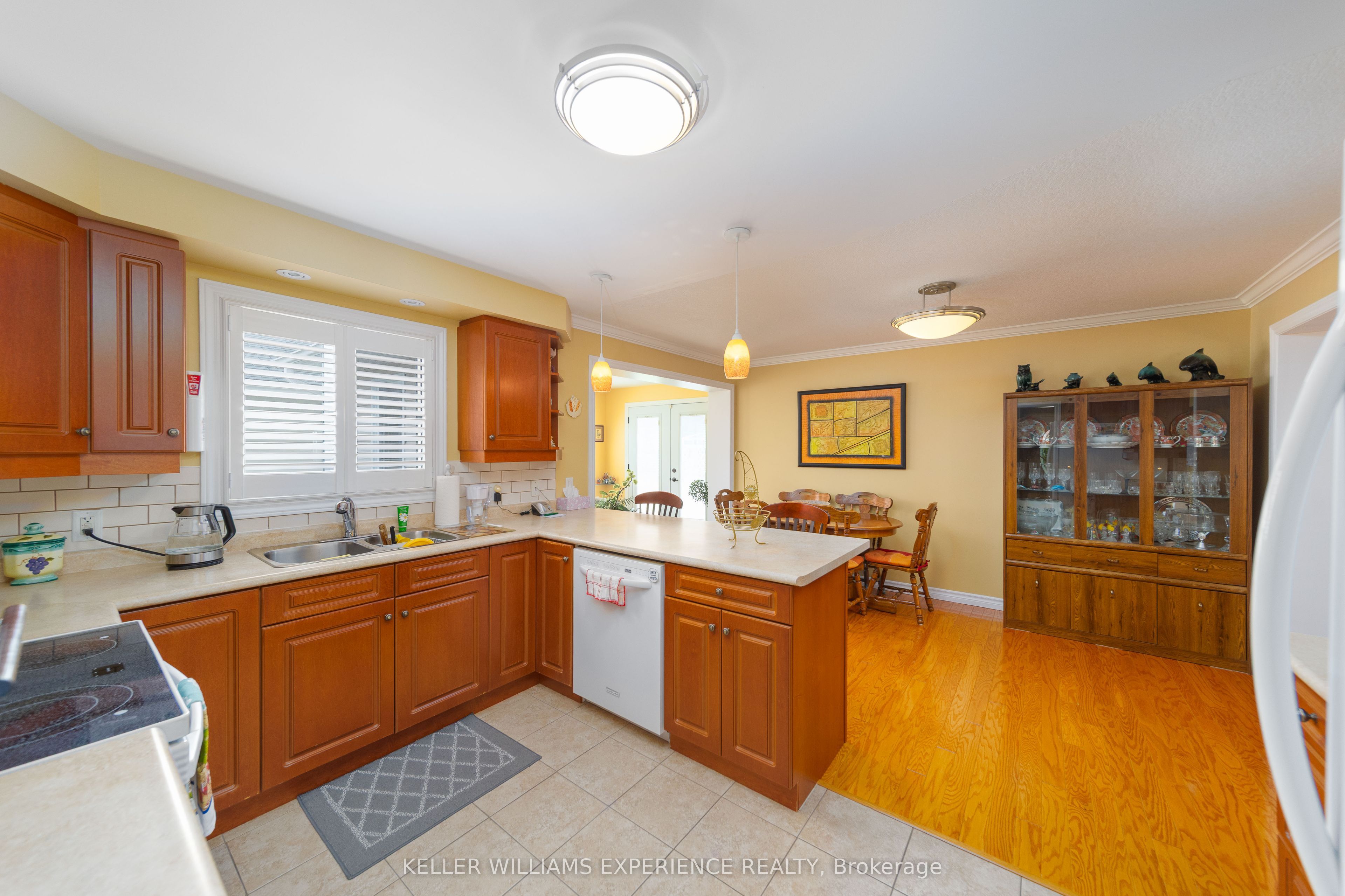 6 Virginia Avenue, Wasaga Beach, ON L9Z 3A8 photo 2