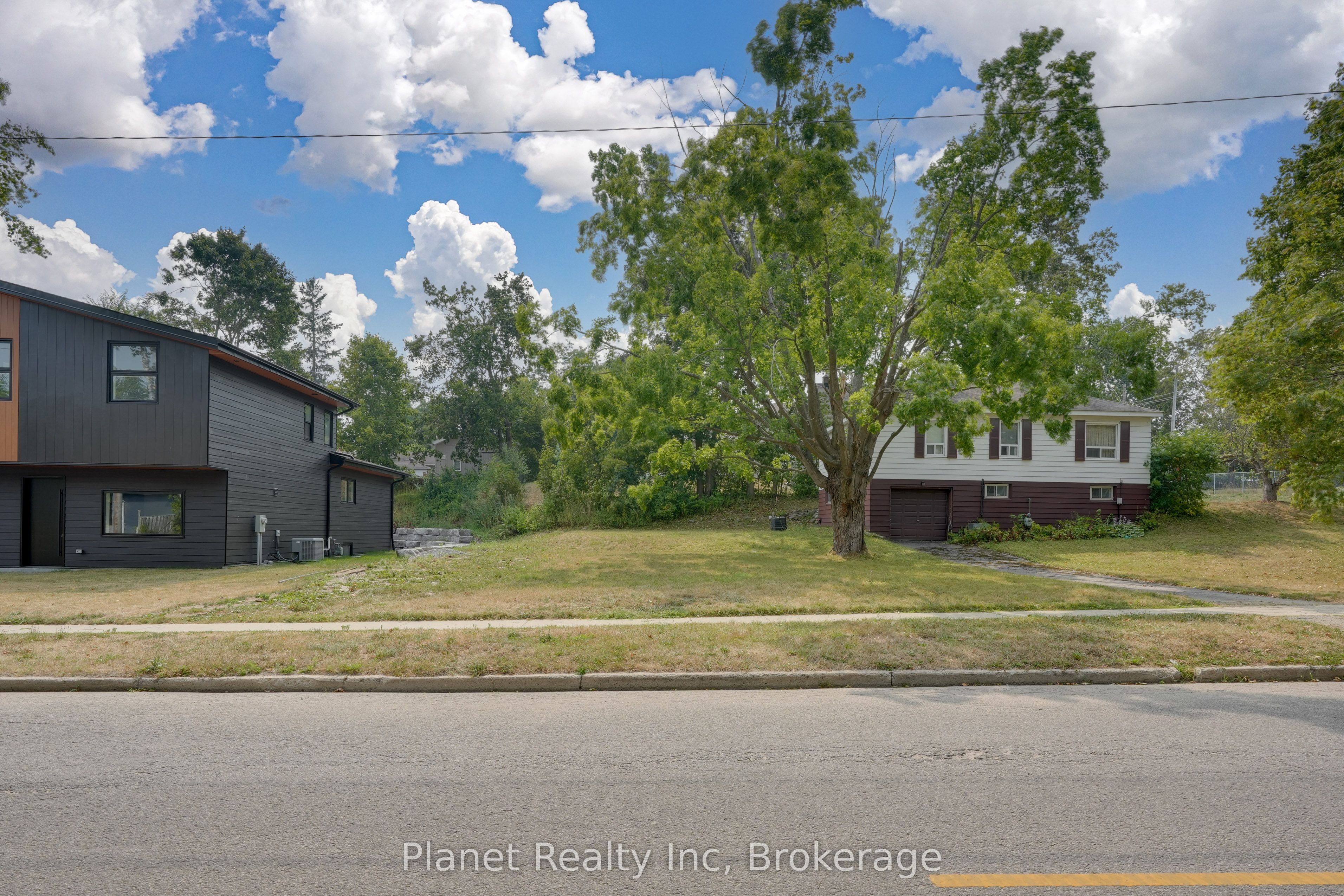 170 Berczy Street, Barrie, ON L4M 2H2 photo 2