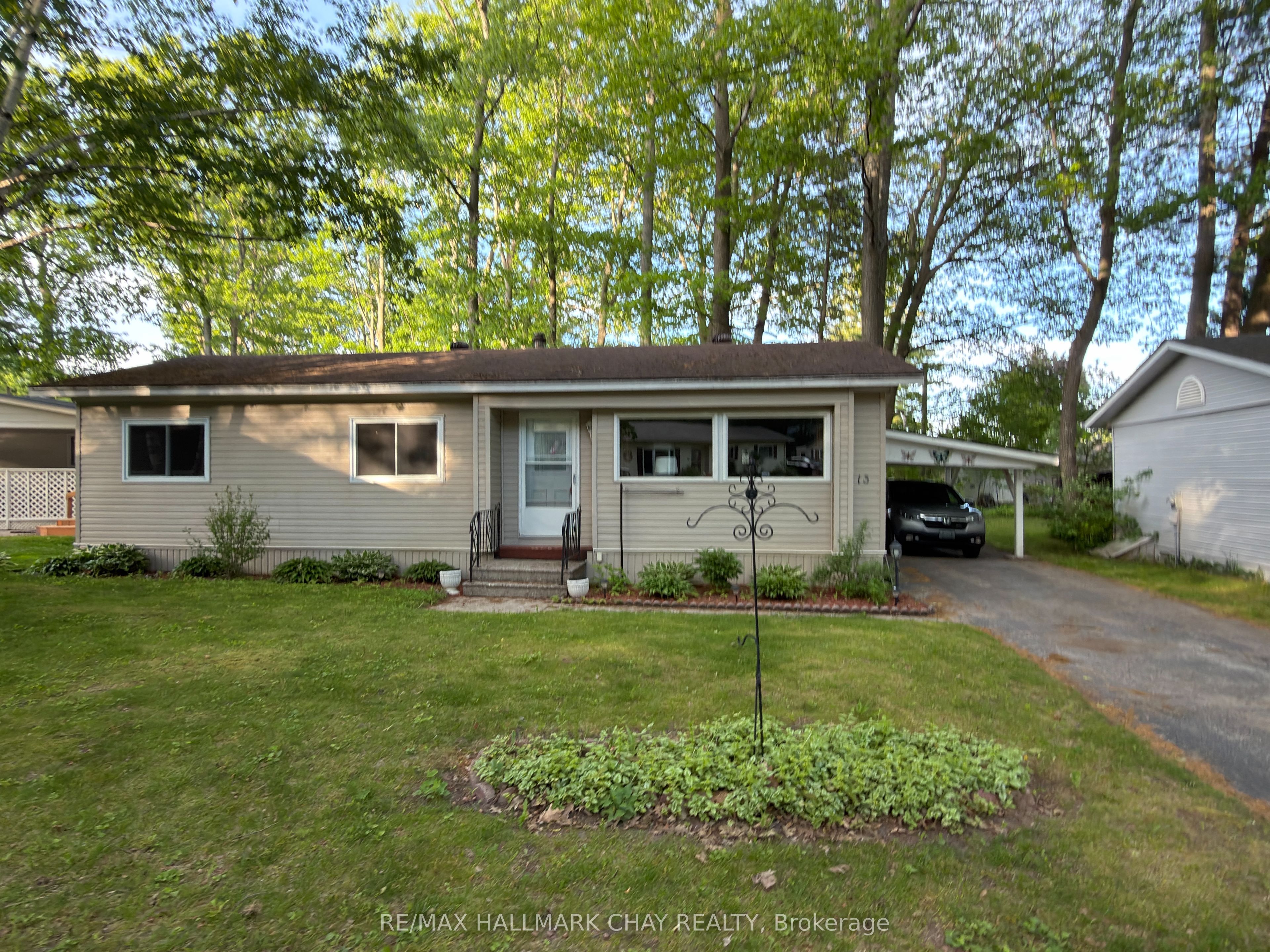 13 Carruthers Street N, Wasaga Beach, ON L9Z 1K2 photo 2