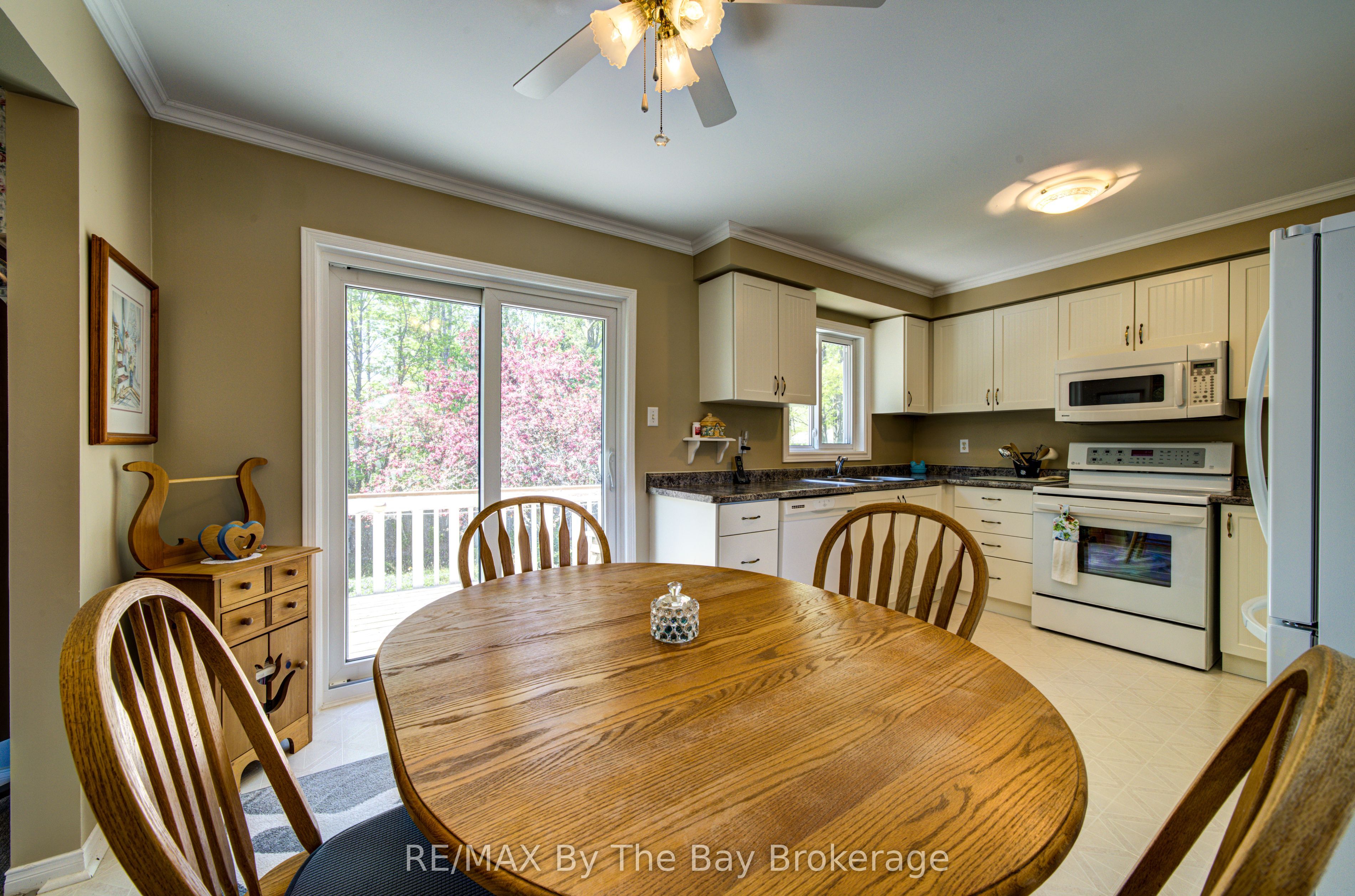 12 Silver Birch Avenue, Wasaga Beach, ON L9Z 1B7 photo 2