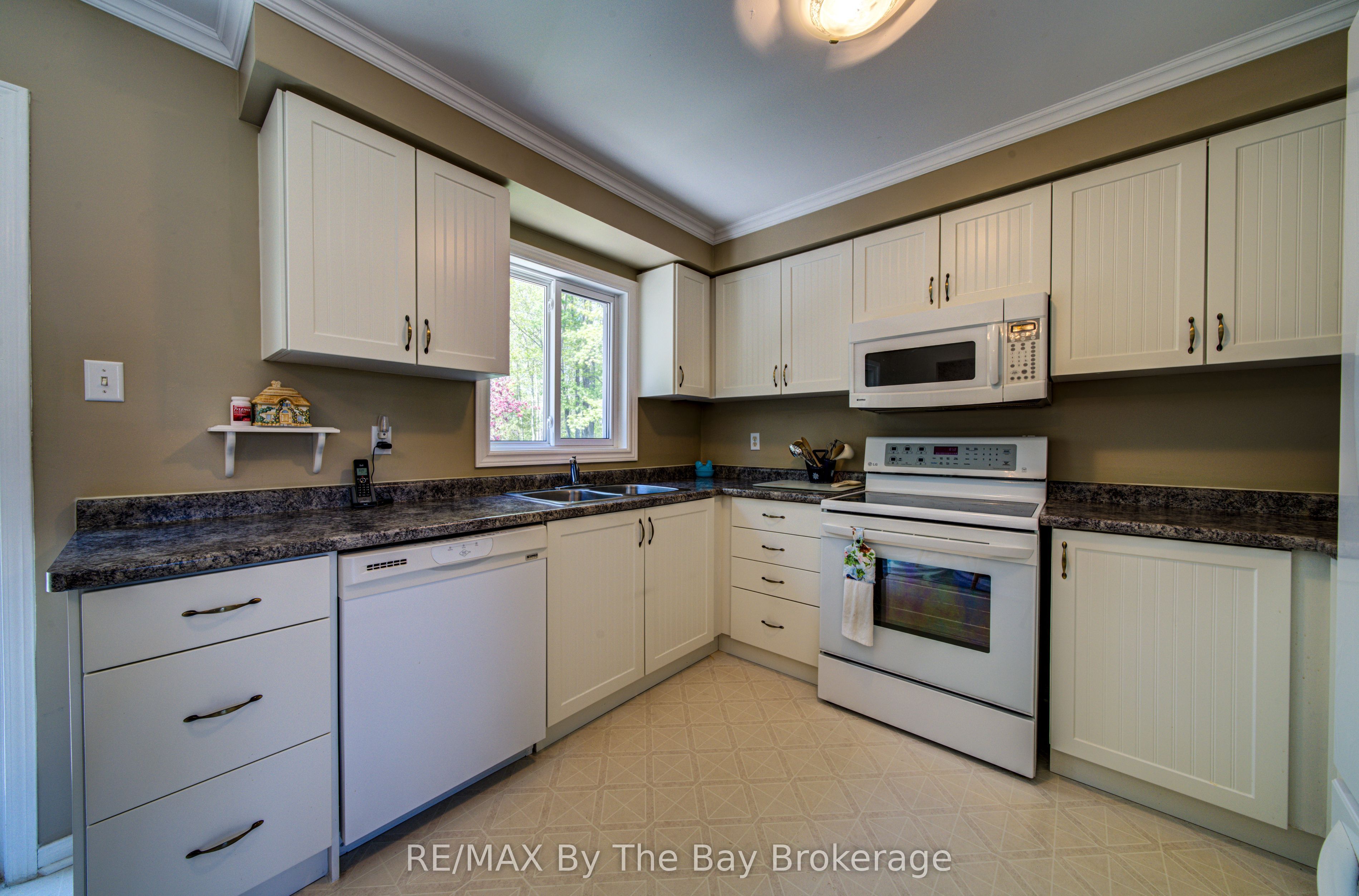 12 Silver Birch Avenue, Wasaga Beach, ON L9Z 1B7 photo 3