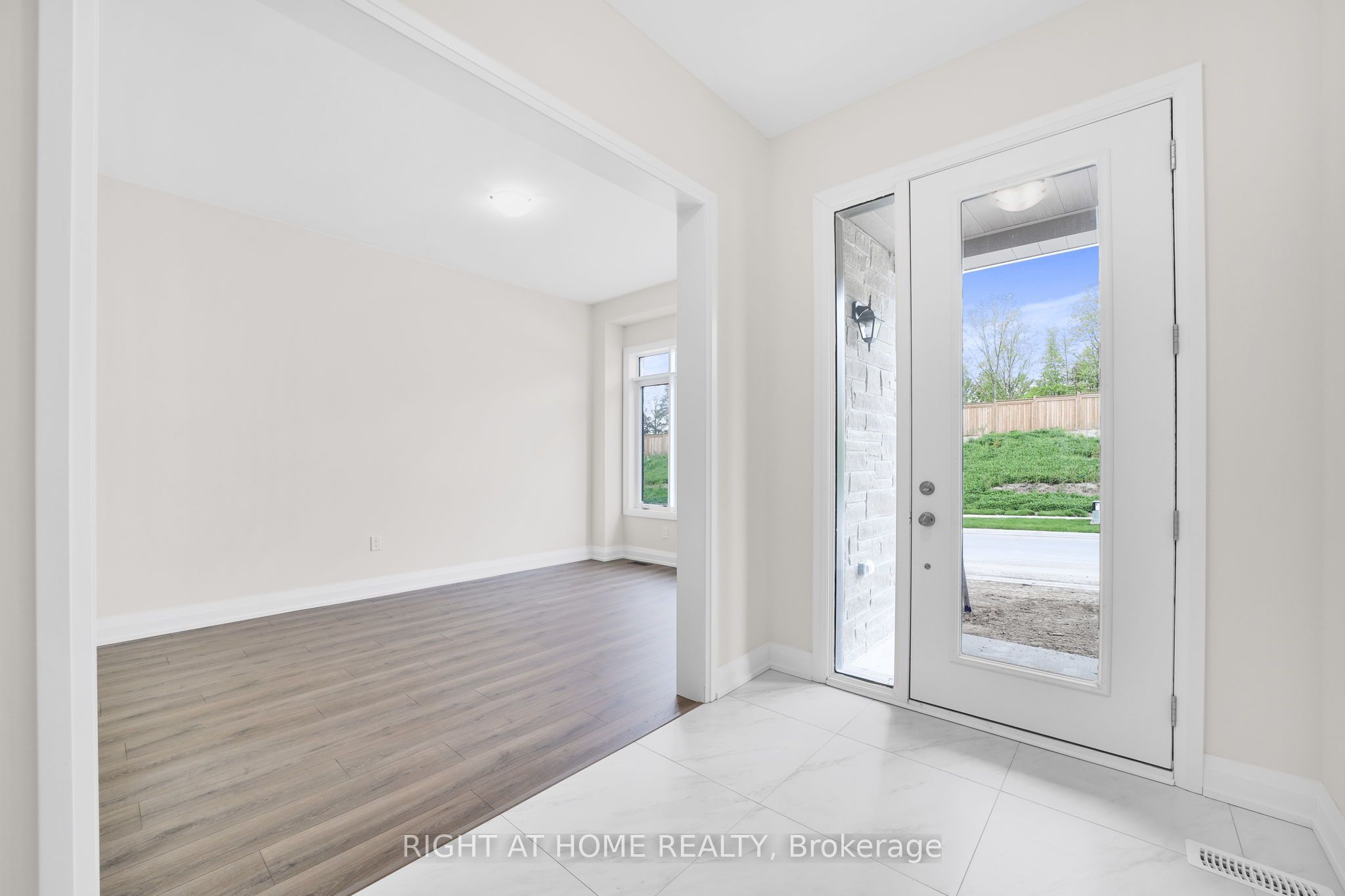 15 Calypso Avenue, Springwater, ON L9X 2E3 photo 2