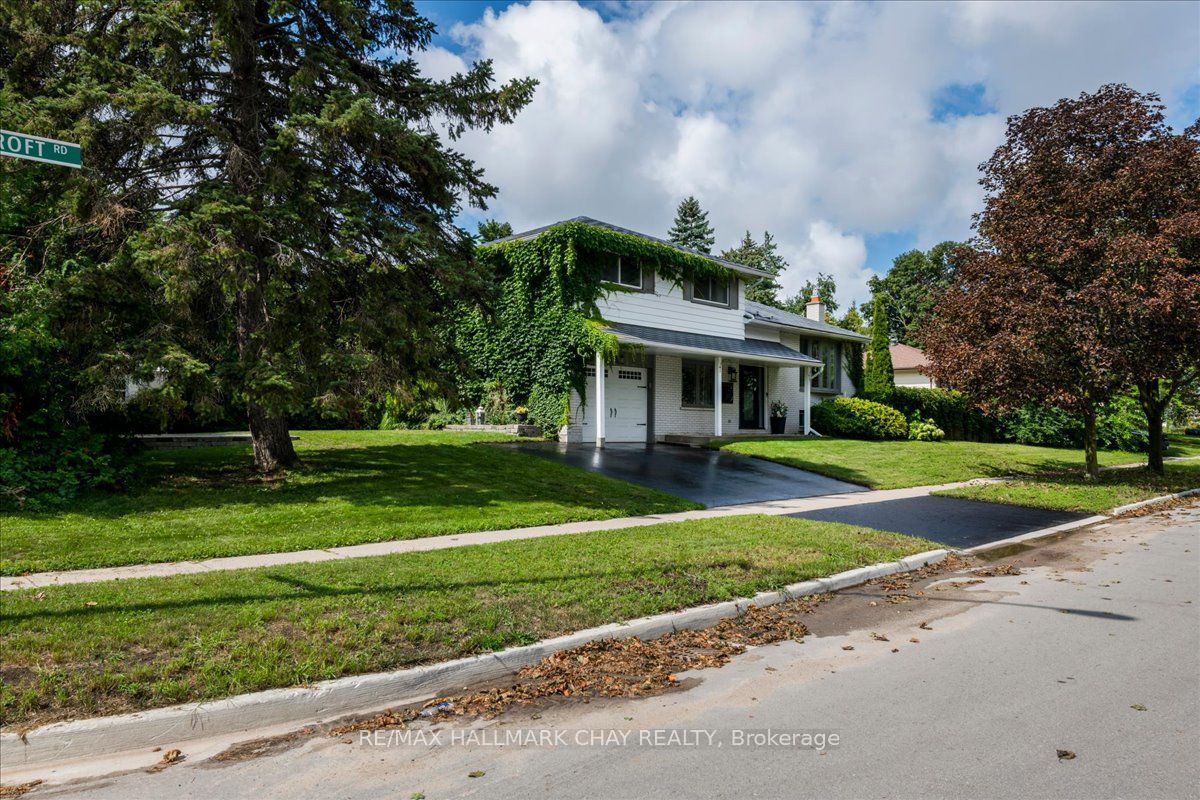 19 Highcroft Road, Barrie, ON L4N 2X3