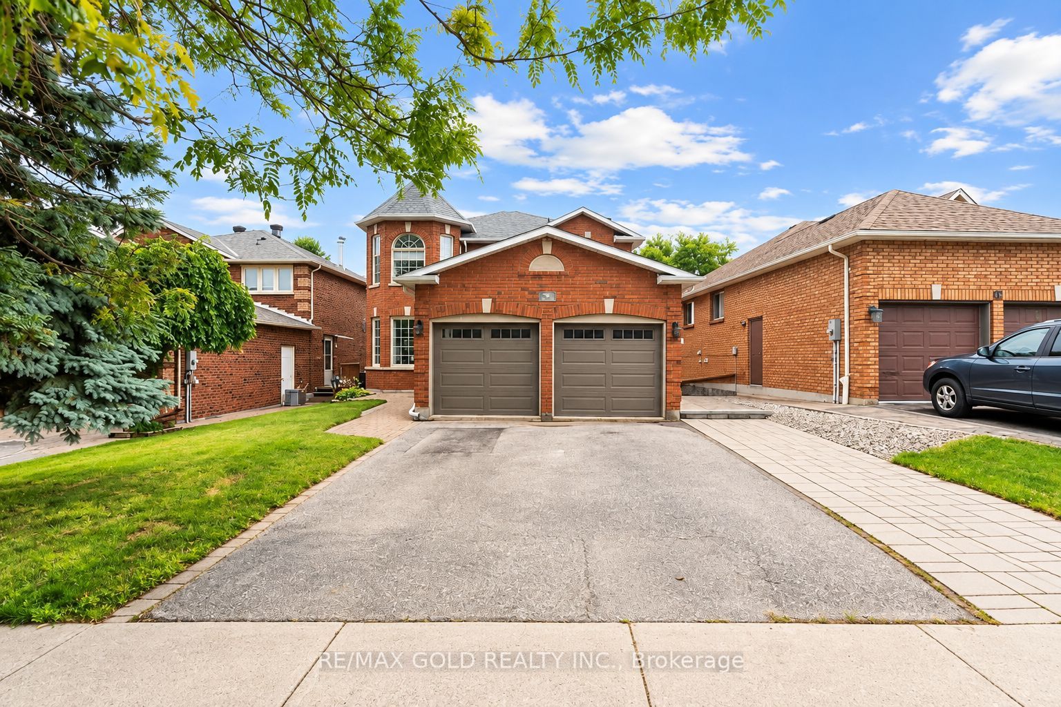 43 Golden Meadow Road Main, Barrie, ON L4N 7G5