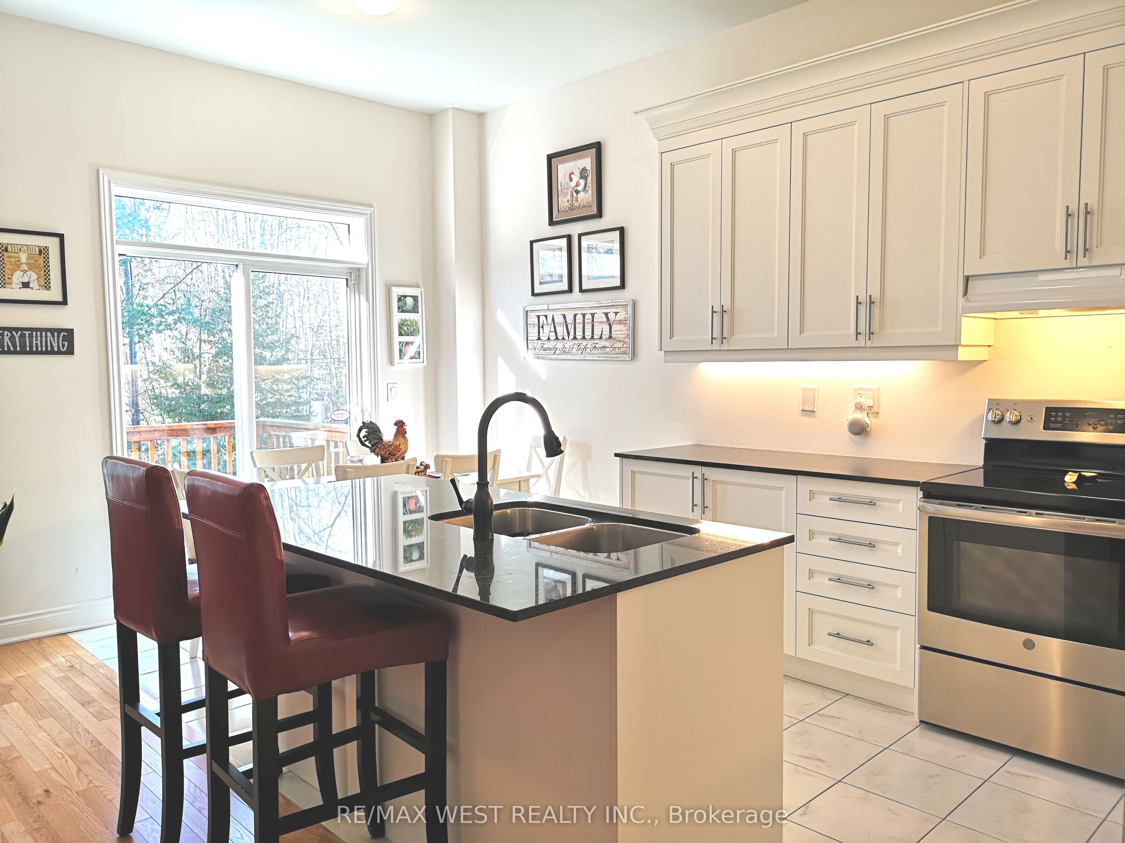 22 Farewell Avenue, Wasaga Beach, ON L9Z 0H3 photo 2