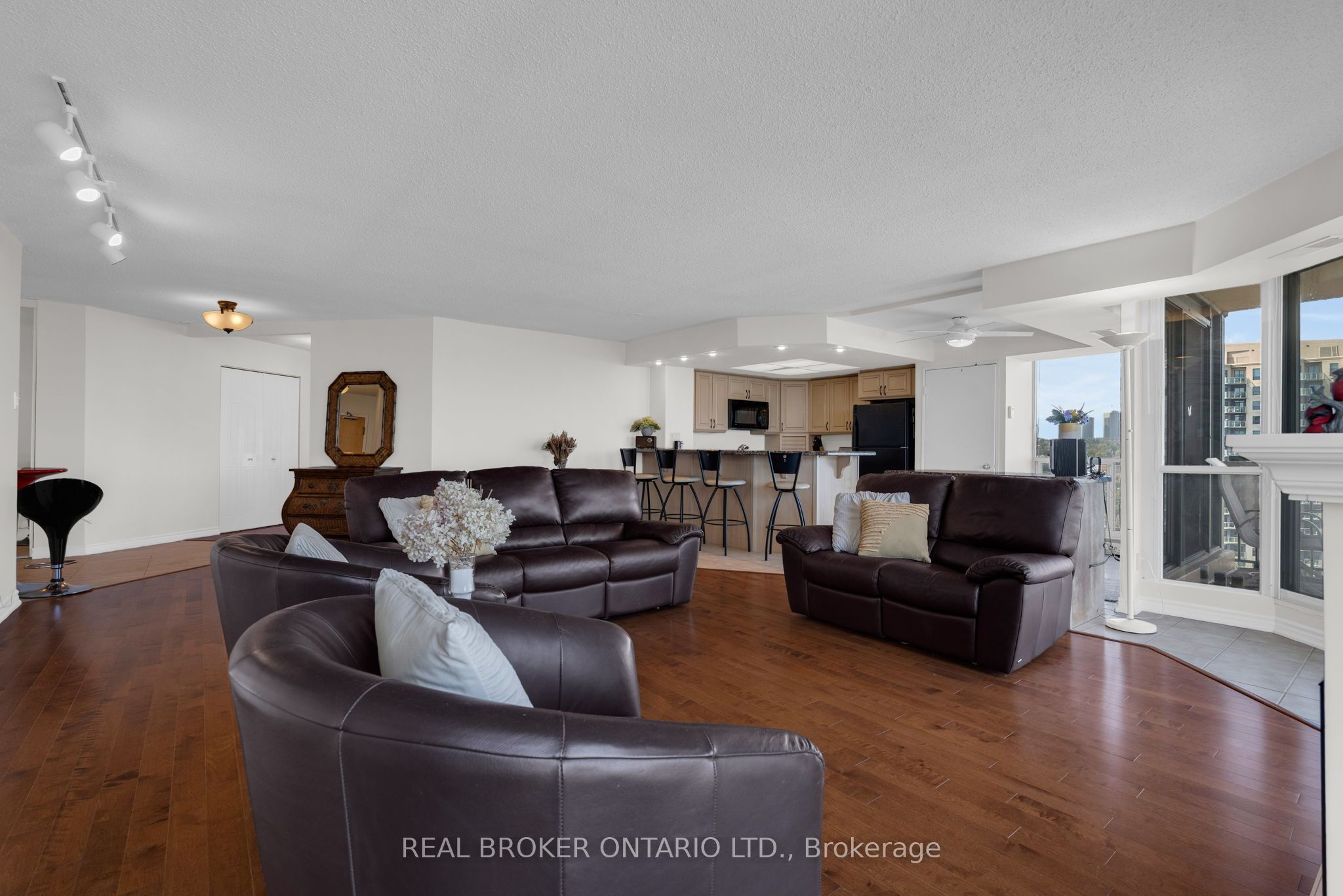 65 Ellen Street 903, Barrie, ON L4N 3A5 photo 3