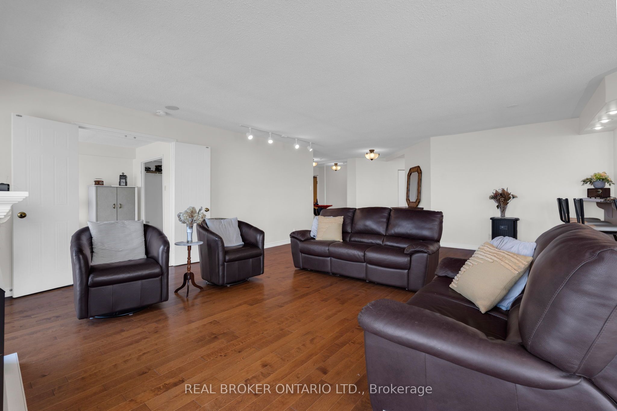 65 Ellen Street 903, Barrie, ON L4N 3A5 photo 5