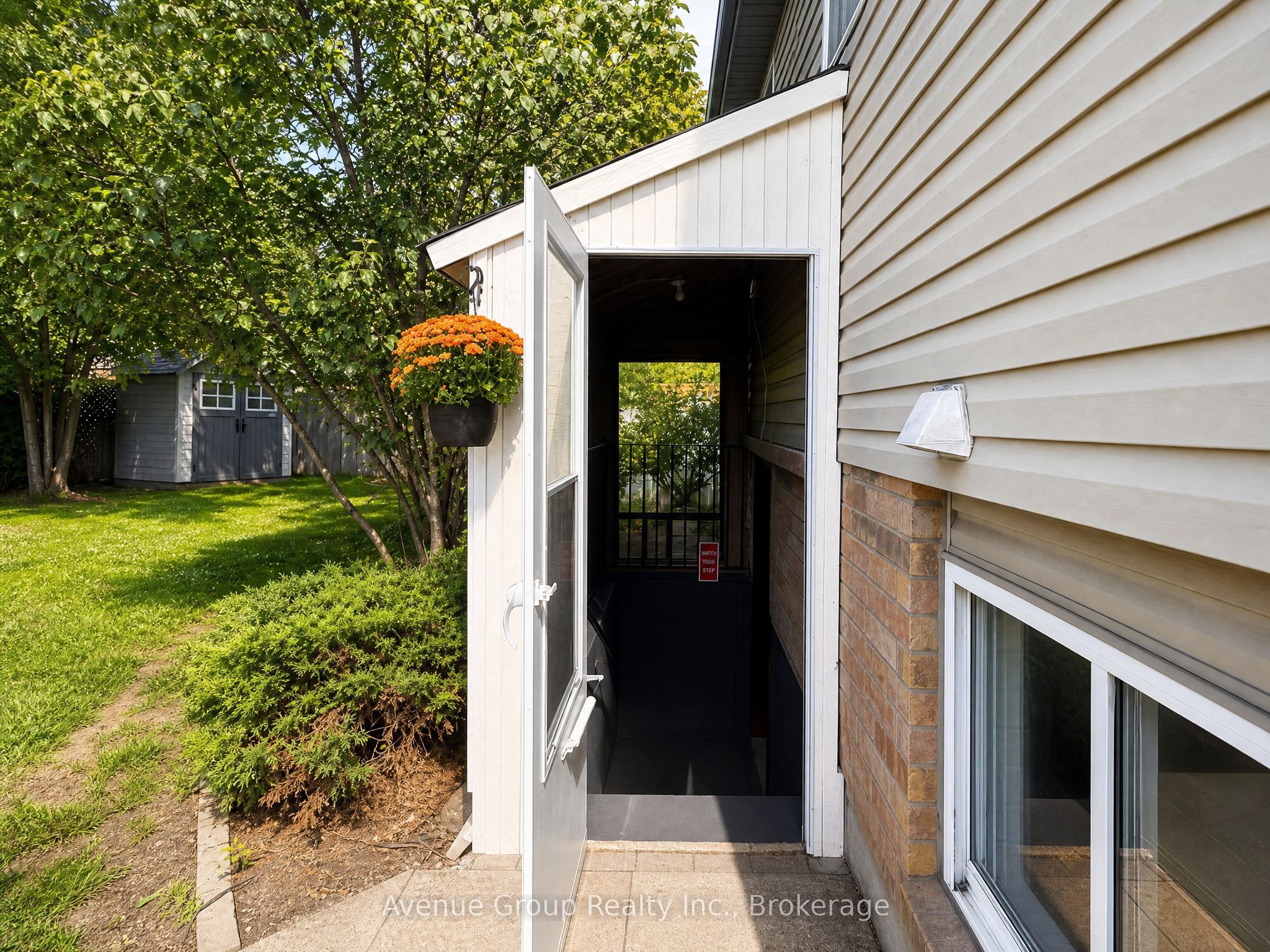 54 Leggott Avenue Lower, Barrie, ON L4N 8A9 photo 2